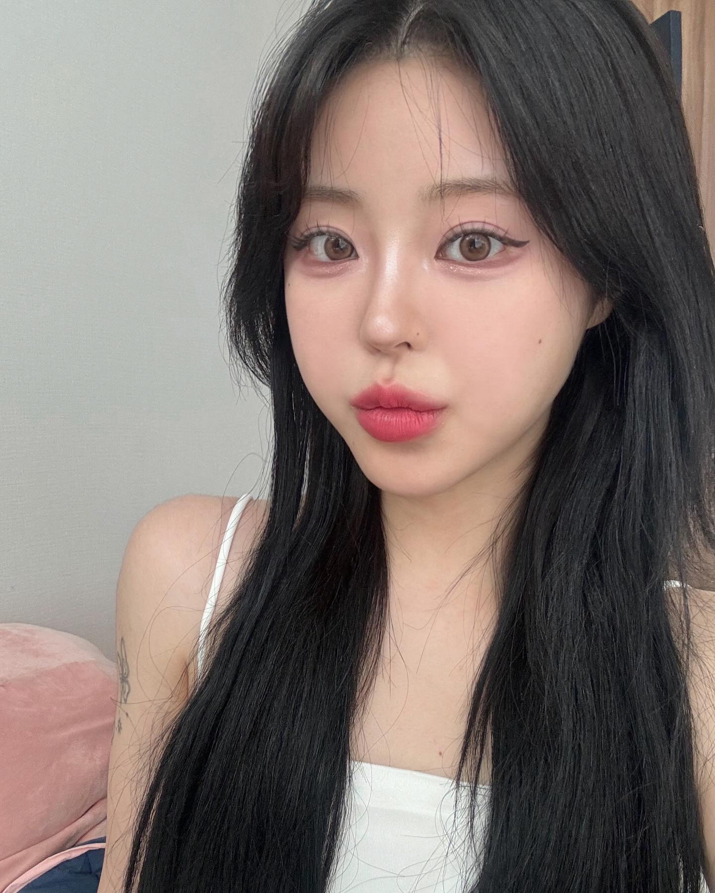 #제품협찬

요즘 핫한 노글루속눈썹 나도 써봤따 ! 
속눈썹 붙이는 도중에 잘 못 붙이면 속눈썹에 지저분하게 글루 묻는게 싫었는데 이건 문제 없어용 

몇번이고 붙였다 떼도 접착력은 좋고,  잘 안 떨어지고 
클렌징도 너무 간편하니 너무 좋습니다 😍
다음엔 내츄럴한 디자인두 도전 ,,,!

 붙이기 쉽고 속눈썹 초보자들도 너무 잘 사용할거같은 템 ,, 🫶

#인조속눈썹 #코덕 #속눈썹추천