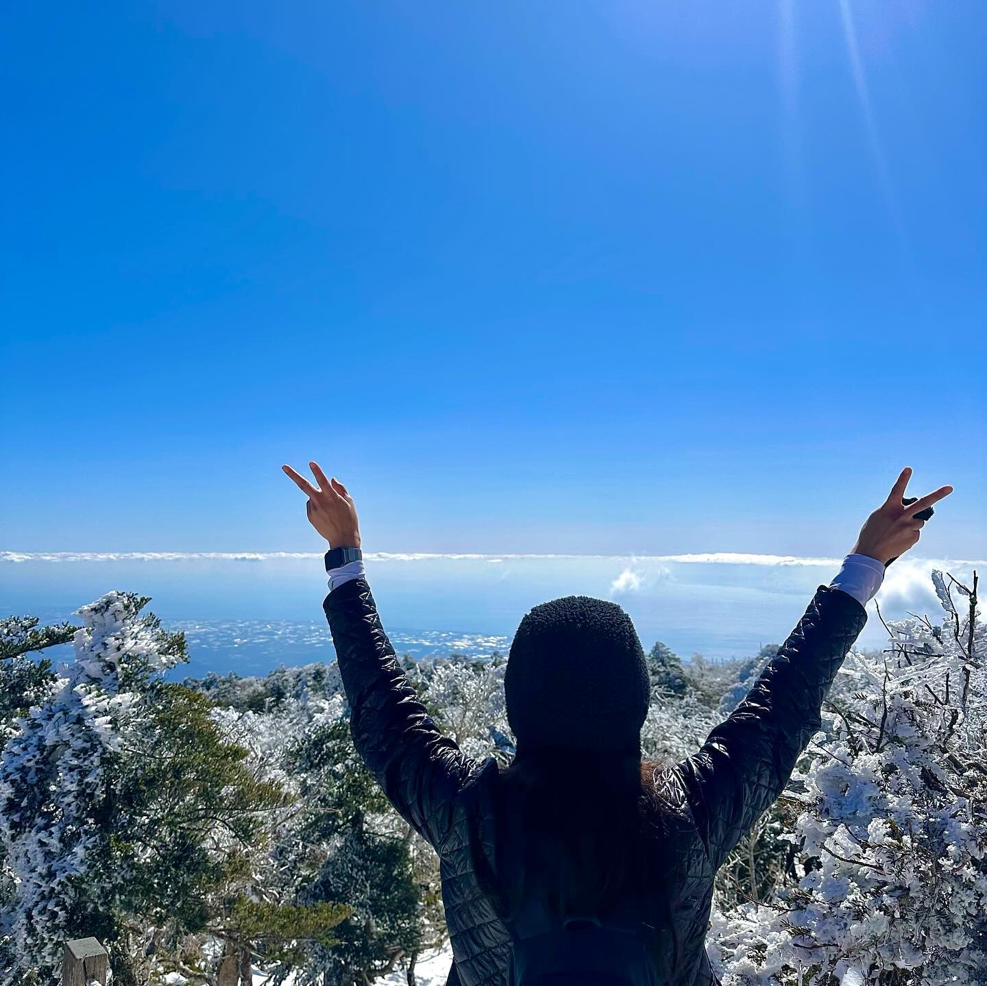 3개월만에 한라산 🏔️
눈이 포슬포슬 모래밟는 느낌이라 느무 힘들었숨댜🫠
성판악으로 올라가고 관음사로 내려왔는데 
올라가는 성팍악이 눈때문에 더 힘들규...
내려오는 길은 항상 날다람쥐 🐿️🐿️
오랜만에 느끼는 근육통에 너무 좋구요..
올레길 걷기는 운동이 하나도 안되고 그냥 산책이었구나...🙄
보온병이 너무 추운날씨에 제기능을 상실해서 
미지근한 바삭 컵라면이었지만 맛죠아뜸다
조만간 또올게 🏃‍♀️
여전히 매일 예쁜 한라산💚
