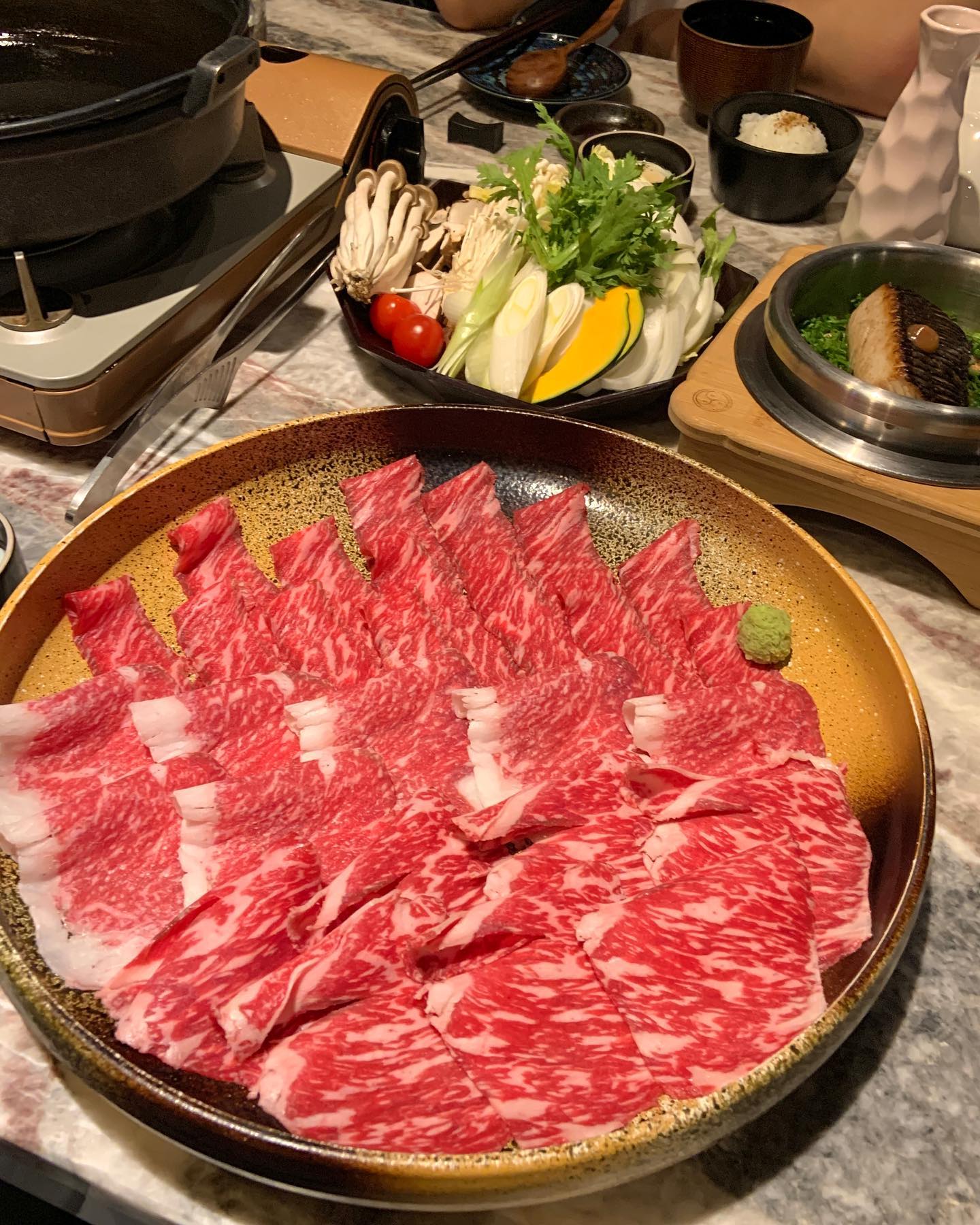 pgmom2023 📢 데이트 코스나 부모님 모시고 함께 오기 좋은 #판교역맛집 소개해드리려구요~! ⋆.˚⊹⁺ 

식재료 신선도, 퀄리티까지 대박인데 안 가는 사람만 손해..😅 프라이빗룸 완비는 물론이고 인테리어 및 서비스까지 좋아 제대로 기분 내고 왔잖아요 .. ⸝ဗီူ⸜🎈 자작한 국물에 익혀 먹는 관서식 스키야키, 그리고 엠오엠 수제 라거 맛보고 싶으신 분들은 모두 달려가보세요 ⸝⸝⸝⋆ (코스 주문 시 5만원 이상 사케 주문 하시면 사케 20,000 할인돼요 속닥👂🏻)

참고로 판교역 5분 내외거리로 차 없이도 쉽게 방문할 수 있는 거리예요! 자차던 대중교통이던 부담없이 방문해보시는 거 추천 🙆🏻‍♀️💨
.
.
.
#판교맛집 #판교역맛집 #판교맛집추천 #판교데이트 #판교술집 판교핫플 #분당맛집#엠오엠 #분당맛집추천 #협찬#분당데이트#판교엠오엠 #판교코스요리