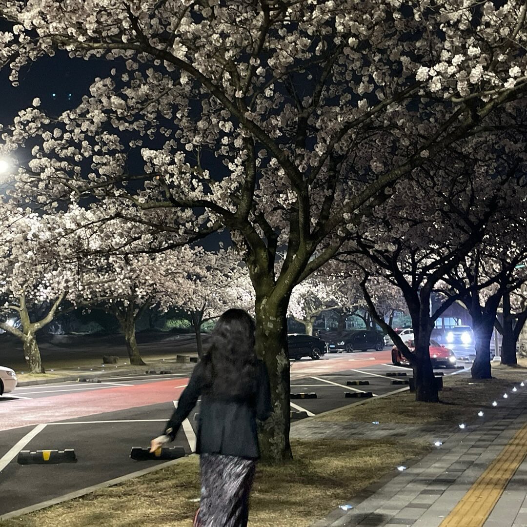 벚꽃은 김고은을 뛰게한다🌸
