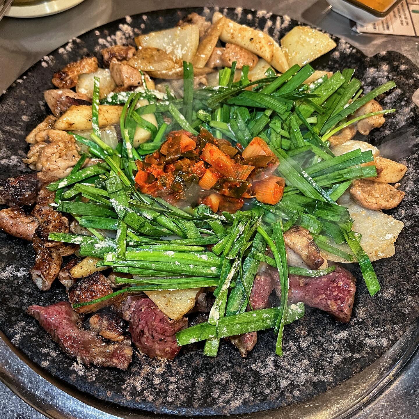 🏫 협찬
👩🏻‍🎓 #곱 _ #마포

🔥줄서는 식당, 전참시, 이영자맛집으로 유명한 곱🔥
서울 3대 곱창 맛집이라고 불릴만큼 인정받는 곳이에요
수많은 고객들의 재방문과 입소문까지 자자한 곱창집

✏️ 모둠구이 - 25,000원 
✏️ 철판볶음밥 - 4,000원

모둠구이 시키니 한우곱창, 막창, 염통이 나왔구요!
대창이 없어서 아쉬웠지만, 다른 분들은 따로 대창을
많이 시켜드시더라고요? 배불러서 멈췄지만, 너무
아쉬웠답니다...｡°(°.◜ᯅ◝°)°｡ 냄새도 안나고 대파김치
와 함께 먹으면 진짜!!!! 느끼함도 싹 잡아주니 최고..

두명이 갔는데 모둠구이 2인과 철판볶음밥 먹으니 딱
맞더라고요? 철판볶음밥은 계란을 얇게 부쳐서 나와서
맛있게 볶아먹었습니다ㅎㅎ 직접 볶아야하지만, 이것
정돈 우리가 할 수 있잖아요? 유명한 이유는 다 있는 법

🚌 서울 마포구 도화길 31-1