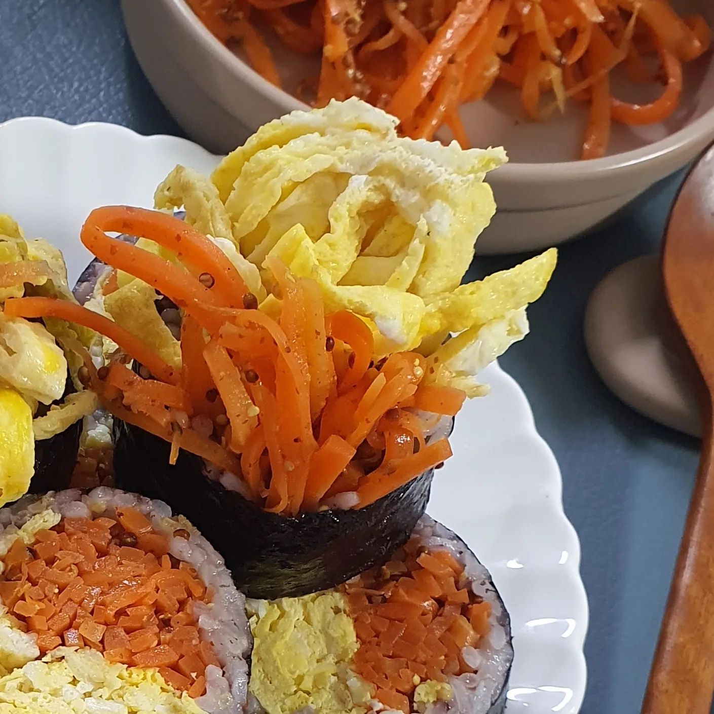 #🥕
제주 구좌 당근으로 만든 당근라페로 만든 김밥
당근은 제주도 구좌 당근이 맛있는거 아시나요?
단 맛이 최고👍🏻 식감도 최고👍🏻

어제 당근라페 만들고 내 취향은 아닌 것 같다고 했는데
오늘 먹어보니 당근향은 조금 죽고 양념은 잘 베인게
정말 맛있었어요. 당근 싫어하는 남편도 당근라페 김밥을
맛있게 먹더라고요. 단무지도 필요없는 김밥!

1.채썬 당근에 소금을 뿌려서 20분 절인다
2.손으로 꼭 짠다
3.올리브유2, 레몬즙1, 꿀1, 홀그레인머스타드1, 후추
넣어 잘 섞는다
⠀
⠀
⠀
⠀
⠀
⠀
#당근라페 #당근라페김밥 #구좌당근