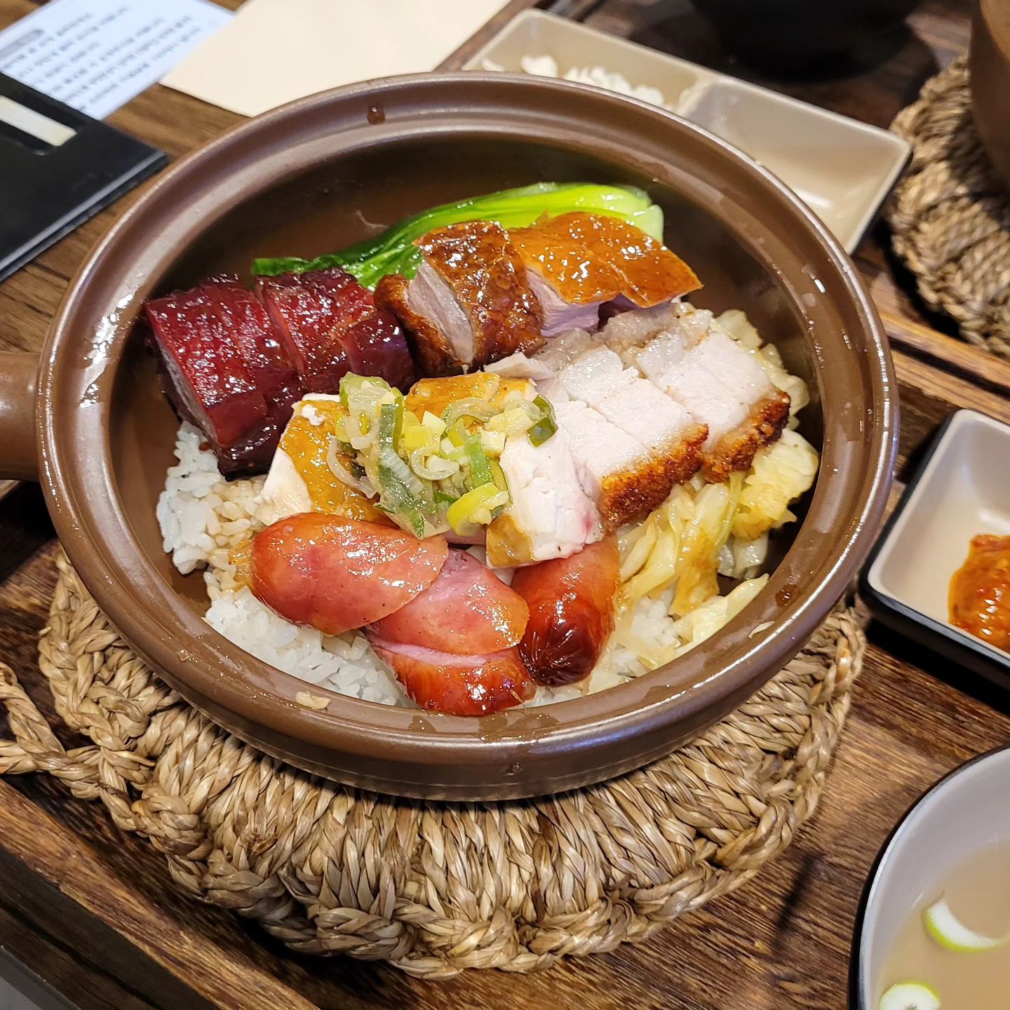 #직장인맛집

광동식 바베큐 덮밥 @하오리

#직장인 #맛집투어 #동료랑 #덮밥요리

귀요미가 3개월 전부터 가자 했던 광동식 덮밥집, 달려라 달려 간 하오리. 오랜만이다. 막 이래이래 돼지랑 오리랑 주렁주렁 걸려 있었지. 추억의 맛에 코 박고 먹음. 발랄한 귀요미, "왠일이야 그릇 싹 비운 거 첨 봐, 나 넘 뿌듯해!!" 입짧이도 살다보면 간헐적으로 완그릇을 한단다. 최애는 차샤오였는데, 이 집은 삼겹살이 죽이는구나 하!! 

어제 더워서 오늘 얇게 입었는데 개추운 칼바람 모니, 머리 산발하고 출근하는 사람

#광동요리 #광동식덮밥 #차샤오덮밥 #오리덮밥 #하오리 #직장인맛집 #종로맛집 #직장인점심맛집 #广式盖饭 #叉烧饭 #食在广州