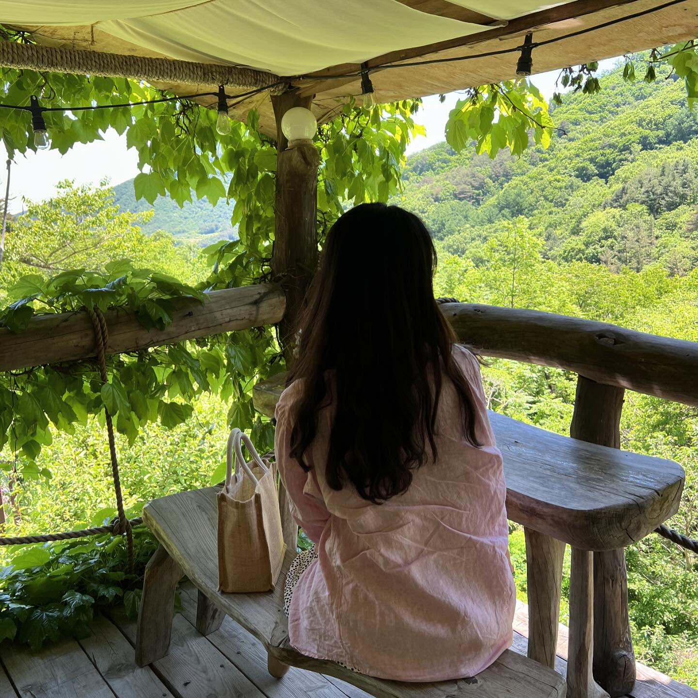 포항의 치앙마이라는 선류산장💚 우붓스럽기도,,🍃오르내리며 제발 다른 차랑 안 마주치게 해주세요🙏🏻빌고 빌었다. 야외 포토존 좌석이 있어 오픈런 필요 없음🩵😉