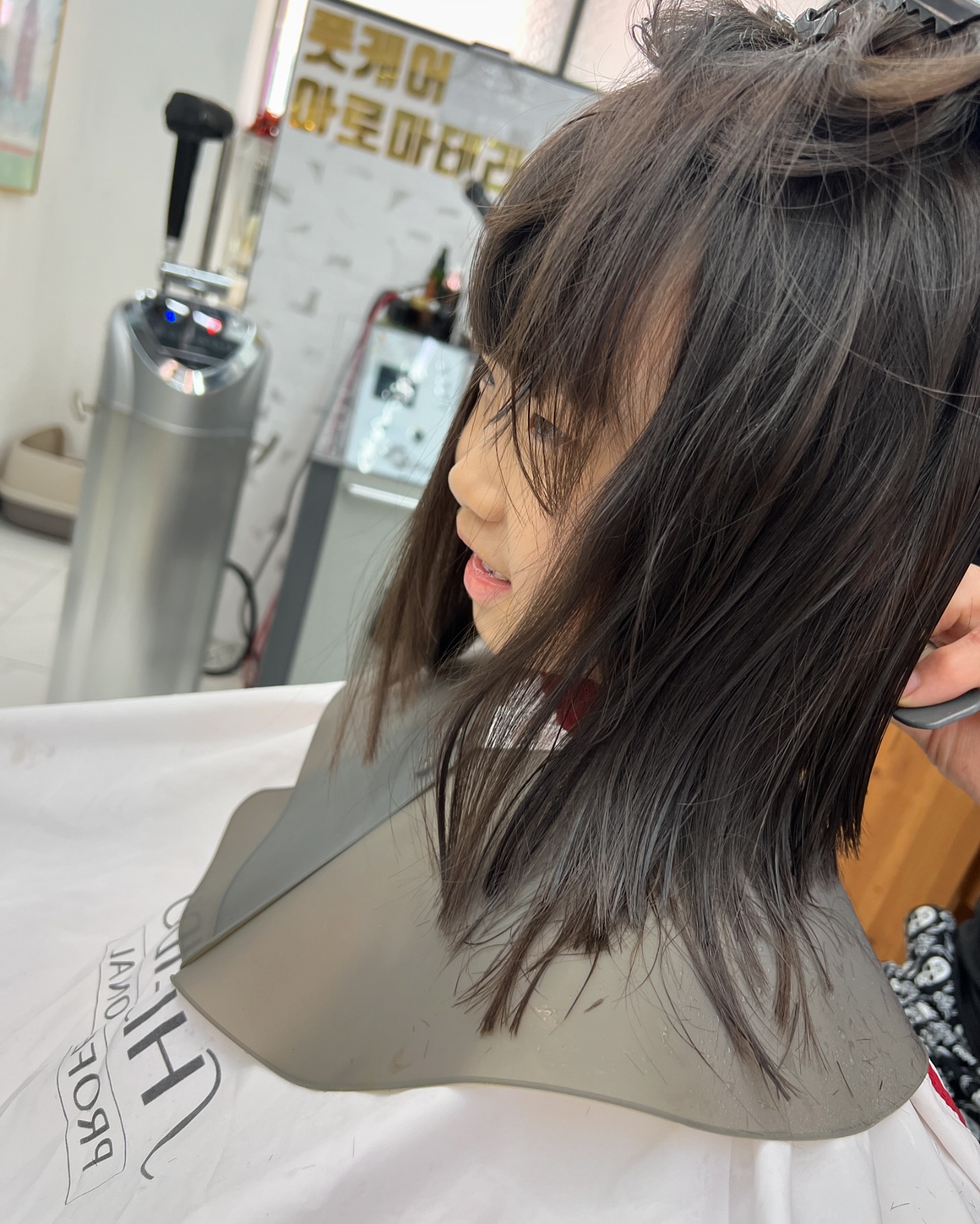 #단발 

단발로 하고싶다고 계속 말해서 
급 머리자르러 가기 ㅎ 

밤톨같이 너무 귀여운거 아닌감? ㅋㅋㅋ

#육아 #육아스타그램 #육아소통 #소통 #일상 #데일리 #베이비스타그램 #찌롱이 #육아맘 #닭띠맘