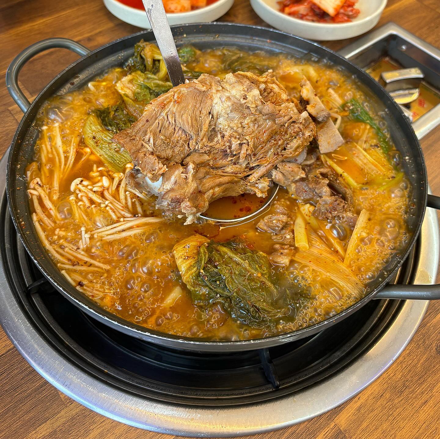 📍노걸대감자탕 송탄점
🏬경기 평택시 송탄로 275 1층 
⏰매일 24시
📞0507-1401-6261

- 뼈감자탕(전골) (24,000)
- 공기밥 (1,000)

노걸대감자탕에서 뼈감자탕 전골 먹고 왔어요‼️

고기를 양념과 약재와 함께 4시간 이상 삶은 후 나와서 진짜 부드러웠어요! 당면과 떡이 익을 정도로만 끓인 후 바로 먹으면 되는데, 집게랑 가위를 안써도 살이 엄청 잘 발라지더라구요☺️

국물은 기본맛이지만 조금 칼칼한 느낌이 있어서 속이 풀리는 맛..! 무한리필 고기도 함께 하고 있어서 셀프바도 있더라구요! 가게가 넓고 주차하기도 편해서 단체회식으로 추천이에요🙂

#송탄감자탕 #평택감자탕 #노걸대감자탕 #감자탕맛집