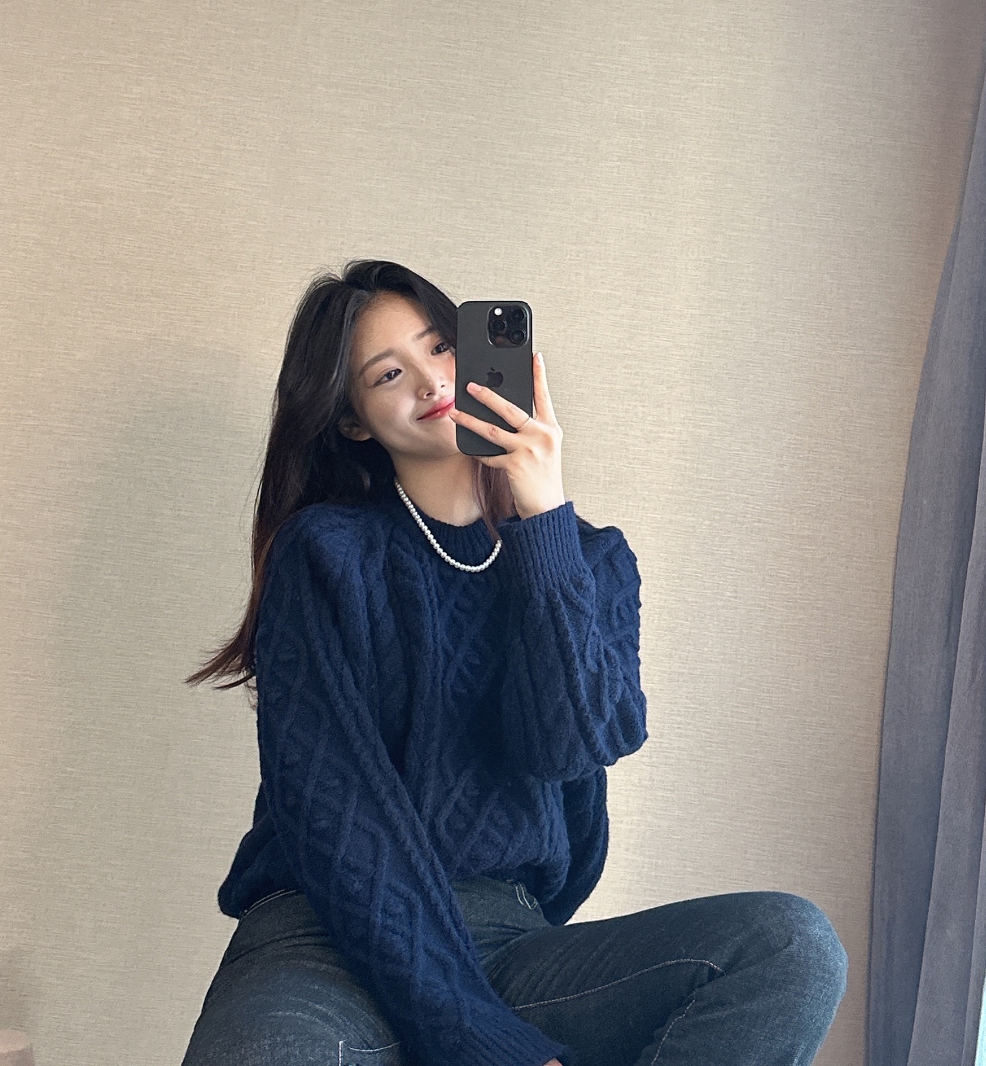 안녕하세윰 💙
오늘은 시간이 좀 남아서 앉아서 사진도 찍었는데 요즘 아침에 확실히 날이 좀 밝아졌더라구요!☀️ 
회사 안에서 자리 이동만 했는데 이렇게 날좋을때 바로 앞 창가자리에 앉게되었어요! ㅎㅎ (이게뭐라고 사소하지만 좋댜,,)
오늘도 일 뿌셔버리고 퇴근해볼게요 🏃‍♀️🧸
.
.
.
.
 #데이트룩 #오늘의코디 #거울샷 #거셀 #출근룩  #직딩룩 #ootd #일상코디 #데일리룩 #20대코디 #촬영 #모델 #쇼핑몰 #쇼핑몰추천 #쇼핑몰모델 #광고 #배우#일상#dailylook #패션스타그램 #ootdfashion