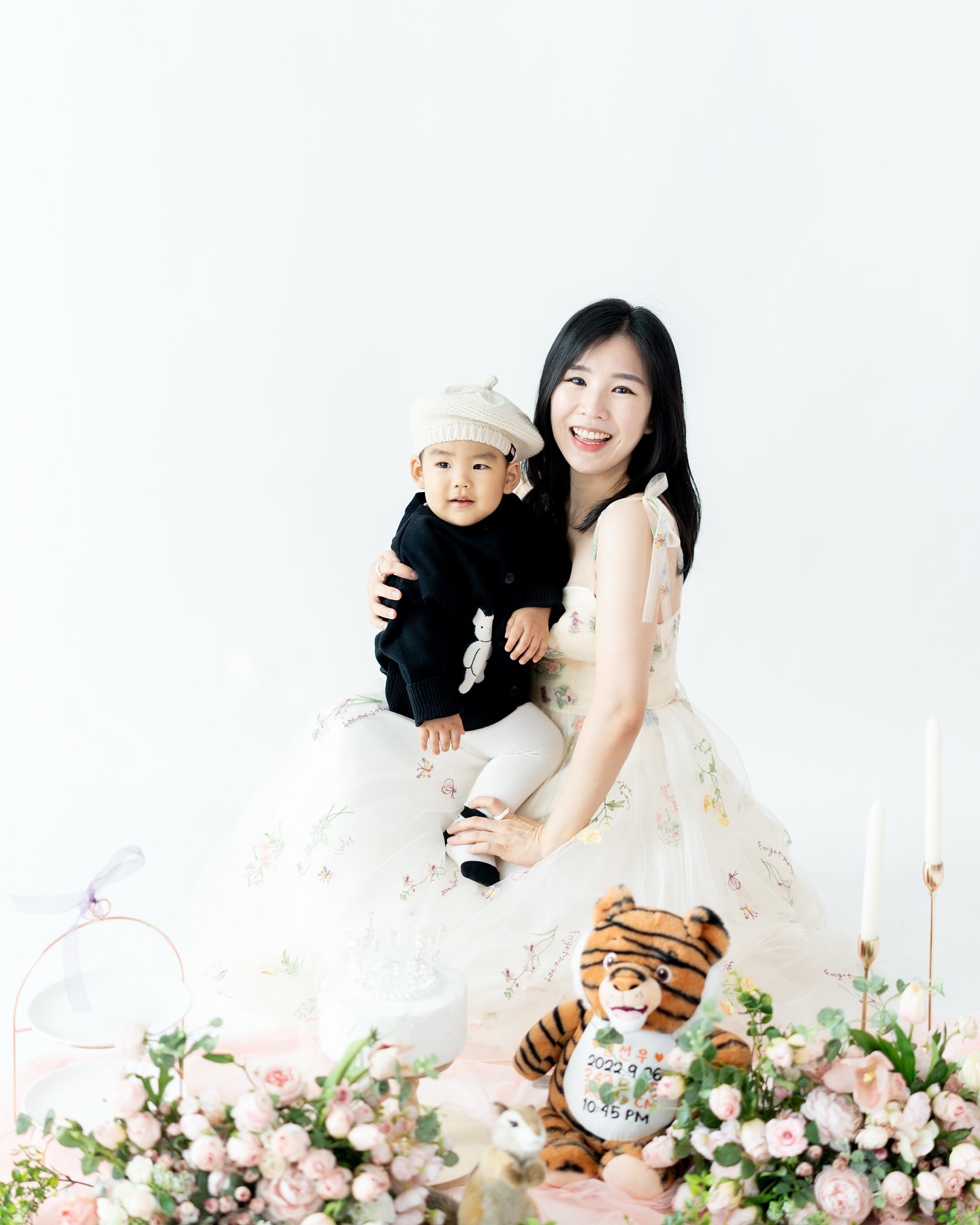 #마이써누 500일 기념촬영 

원래 아빠랑 다같이 찍는 가족사진이였는데 
남편이 내 드레스 보고 기겁하고 안 찍는다고해서 아들이랑 
단란하게 둘이서만 찍은 500일 기념 사진 😇♥️하,,
왜때문에 만삭사짐 같냐고요 🤦🏻‍♀️ㅋㅋㅋㅋㅋㅋㅋㅋㅋㅋ
써누야 넌 다 잘나온거 많으니까  한 컷은 엄마 잘 나온걸로 할께...👀🩵 따랑해 아들 ෆ⸒⸒
