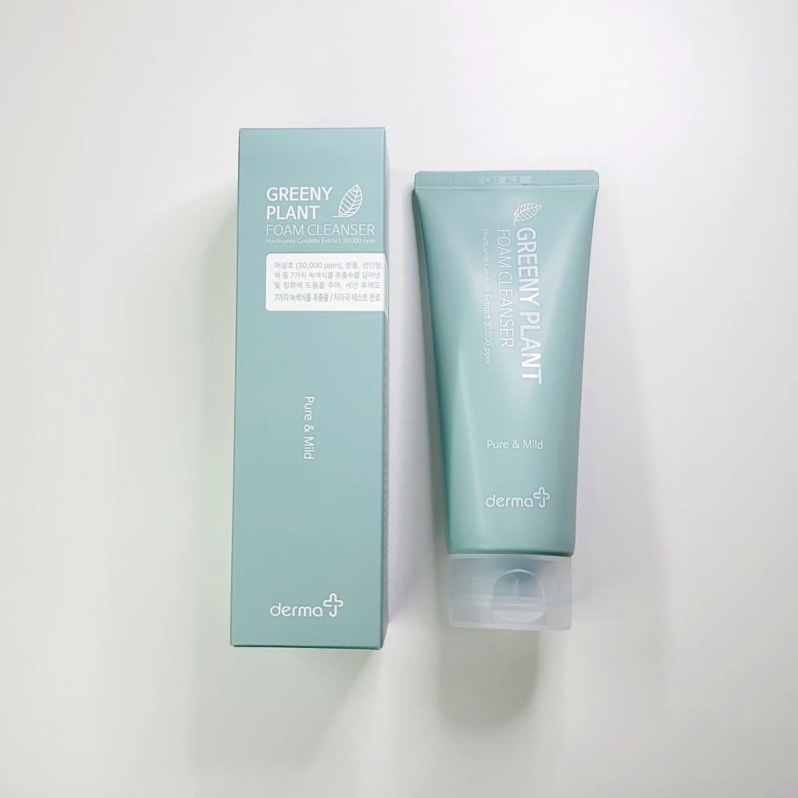#협찬

✅️ 더마제이<그리니 플란트 폼클렌저>
derma.j_official

피부가 자극 받기 쉬운 추운 계절엔 클렌징 제품도 신경써야죠~예민해진 피부에 선사하는 p.h 5.5 약산성 어.성.초 클렌저🌱

그리니 플란트 폼클렌저는 더마화장품회사에서 만든 제품으로 피부과 원장님이 직접 참여하여 개발한 순한 저자극 클렌징폼이에요🩵

피지, 각질 개선 시험 완료 ⭕️
몽글몽글 거품도 많이 나오고 무엇보다도 저자극이여서 예민해진 피부에 따가움없이 편안하게 클렌징했어요🤭 세안 후 당김도 없고 노폐물들이 싸악 빠져나간 느낌이 들어서 기분이 좋더라구용🫶🏽 저자극 순~한 클렌징 폼이지만 세정력과 촉촉함은 따봉👍🏼

#가성비클렌징폼 #클렌징폼추천 #약산성클렌징폼 #저자극클렌징폼 #피지개선 #각질개선 #순한클렌징폼 #병원화장품 #어성초클렌징폼