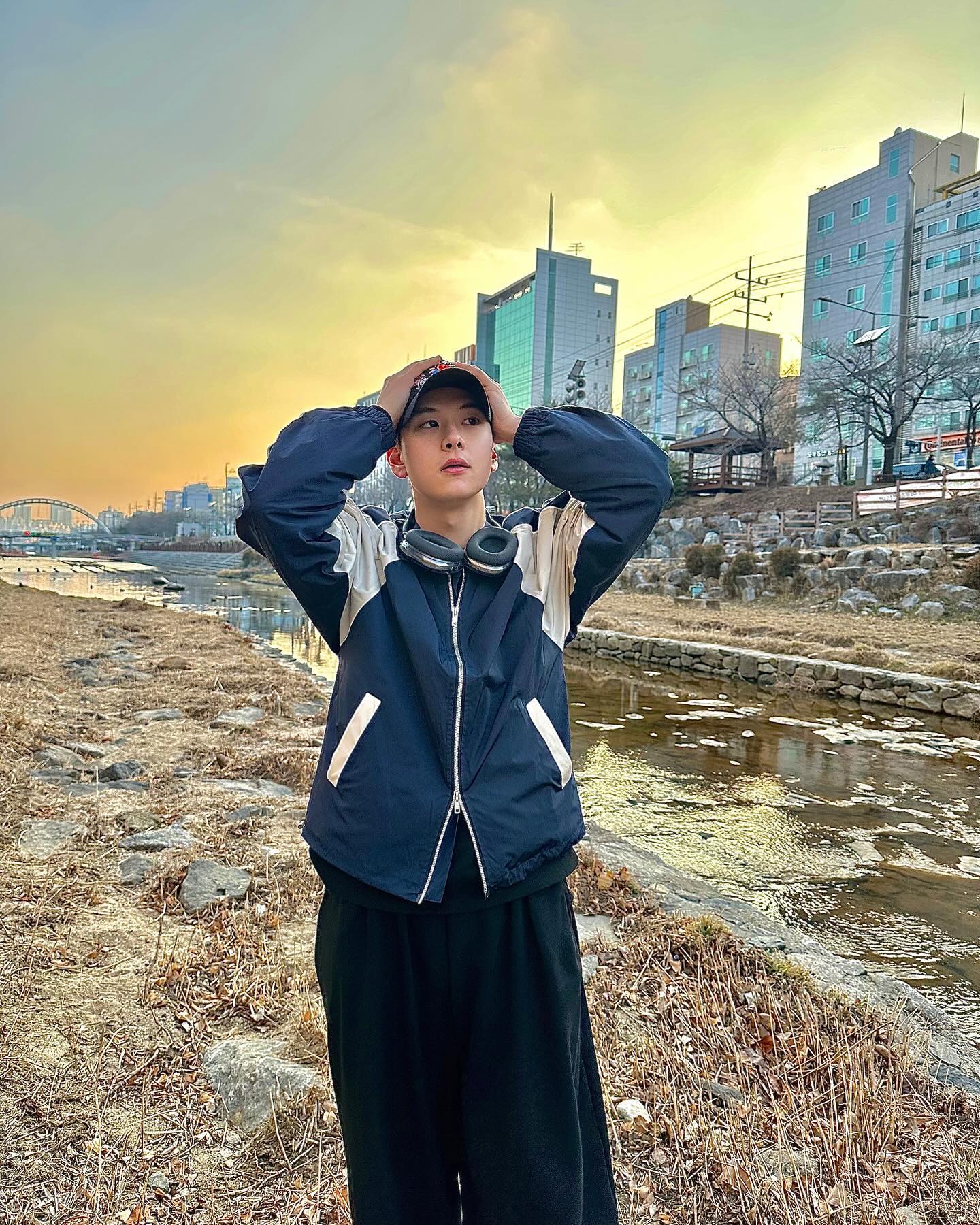 slowrecordhouse

슬슬 다가올 봄에는 나일론 소재로 되있는 바람막이 스타일로 된 자켓이 좋은거같아요

차가운 바람도 막으면서 멋도 챙기는 그런 옷이요! 제가 입고 있는 이 자켓 간절기에 완전 찰떡인 자켓이에요!

투웨이라 활용성이 좋고 디자인도 예뻐서 휘뚜루마뚜루 입을거같아요! 다가올 봄에 완전 자주 입고 다닐 예정입니댱🙌 

#슬로우레코드하우스 #SLOWRECORDHOUSE #바람막이 #봄바람막이 #윈드브레이커