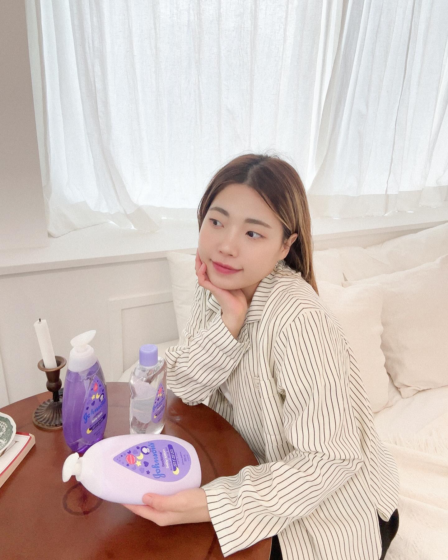 #광고 johnsonskorea 제가 너무나 좋아하는 국민 바디크림 #존슨즈베이비타임 3종✨
⠀
저는 어릴 때부터 존슨즈베이비타임 사용했거든요 <3
오랜만에 사용했는데, 역시는 역시-! 이거 정말 좋아요😉💜
바스, 로션, 오일 3종 모두 사용해봤는데요!
바스로 풍성한 거품을 내서 샤워해준 다음,
잠들기 전 베드타임 오일과 로션으로 마무리해주면
바디 피부다 부드럽고 매끄러우면서 촉촉 그 자체(๑＞◡＜๑)♥️
내추럴 캄 아로마 향으로 향까지 좋으니까 숙면을 도와주는거 있죠!?
보송한 베이비 파우더향과 아로마향이 섞인
특유의 존슨즈 향기에 반해버린답니다😍
⠀
바디로션만 사용하다가 이번에 로션과 오일 섞어서
사용해줬는데 더 좋더라구요! 보습력이 UP✨
요즘 피부가 건조해서 고민이었는데,
피부가 금새 촉촉해지면서 매끈매끈해지더라구요!!
너무 좋아요 진짜>_<!
⠀
“포근한 밤을 불러오는 아로마, 나만의 베드타임 루틴”
자기전에 국민 바디케어 제품, 존슨즈 베드 타임과 함께 해보세요💜
12월 31일부터 한달 간 올영 픽 행사로 최대 43% 할인 중이니
이 기회 놓치지 마시기!!
⠀
그리고
지금 존슨즈 공식 인스타그램에서 이벤트도 진행 중이니!
관심 있는 분들은 #베드타임굿나잇챌린지 도전 해보세요(੭•̀ᵕ•̀)੭
⠀
⠀
⠀
⠀
#존슨즈베드타임 #바디제품 #올리브영바디케어 #숙면바디제품 #존슨즈바디로션 #존슨즈바디오일 #존슨즈바디바스 #바디제품추천 #꿀잠케어 #꿀잠로션 #올리브영바디로션 #올리브영바디오일 #올리브영추천 #올리브영추천템