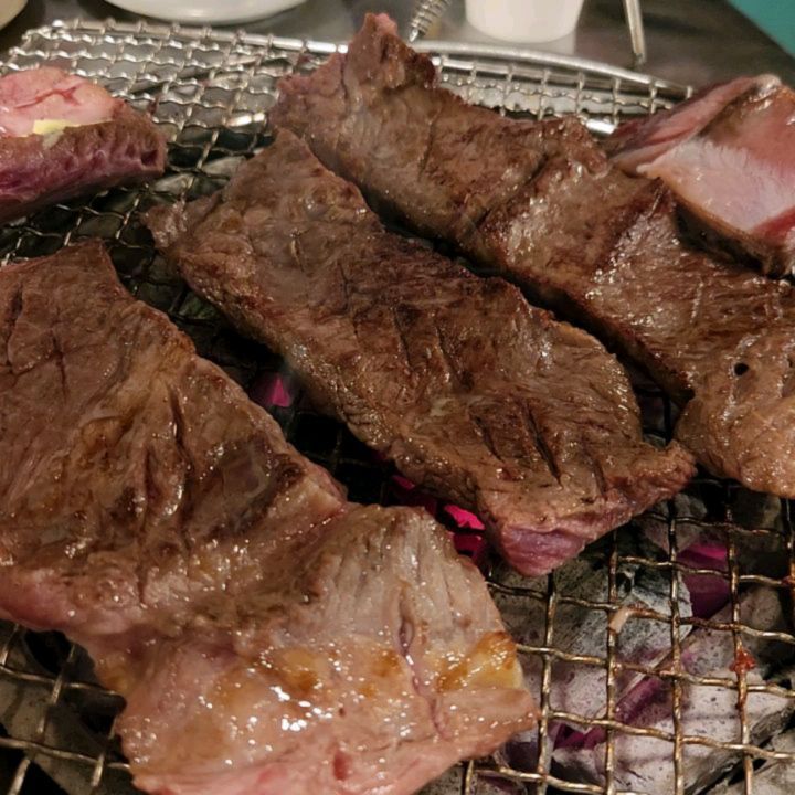 생소갈비 맛집 #남영동양문 다녀왔습니다🍽

제가방문한곳은 #남영동양문가로수길점 인데요🤗

방문한날 엄청유명한분들이 촬영중이였어요..
대박.. 방송나가기전에 다녀와서 얼마나 다행인지❤
저흰 촬영다끝나고 나가실때쯤 도착해서 시작했어요
조만간 방송으로 나오지않을까싶어요😄

저희는 시그니처메뉴인 생소갈비한판!
바로 주문하고 사이드로 육회 주문했어요

일단 여기 생소갈비는 굽는중에 버터를 샥샥🥩
발라서 굽는기 특징인데 그점이
고기의 풍미를 살려주는거같아요.
일단 고기 퀄리티부터 너무좋더라구요🤗

숯이 아주좋아서 고기육즙을 가득 잡아주는데
맛이 진짜 최고였어요 ❤

육회는 때깔부터 넘사.. 너무맛있어서 진짜
소주랑 같이 순삭해버렸어요🤗
참고로 기본으로주시는 선지해장국 미쳐써요
포장해오고싶은맛 ❤❤

그냥가기 아쉬워서 
고기집에서 첨보는 메뉴인
갈비라구스파게티 시켰는데..
이거진짜대박 뮤조건 드셔야됩니다.🍝

파스타집으로 오픈해도 잘팔릴맛이네요 😊

남영동 양문 여기저기 지점이 많은만큼..
진짜 보장된 맛집이였네요.
거기에 신기한 연예인구경까지해서
넘좋았네요😊

소중한 모임 장소로 남영동 양문 추천드립니다😄

#남영동 #양문 #생소갈비  #소갈비 #갈비 #선지해장국 #회식장소 #회식 #가로수길맛집 #가로수길 #서울맛집 #서울맛집투어 #강남맛집 #신사동맛집 #신사맛집 #출출할때 #먹스타맞팔 #맛스타 #먹스타그램 #맛스타그램 #먹팔맞팔 #맞팔환영 #먹팔반사 #맞팔환영 #좋반