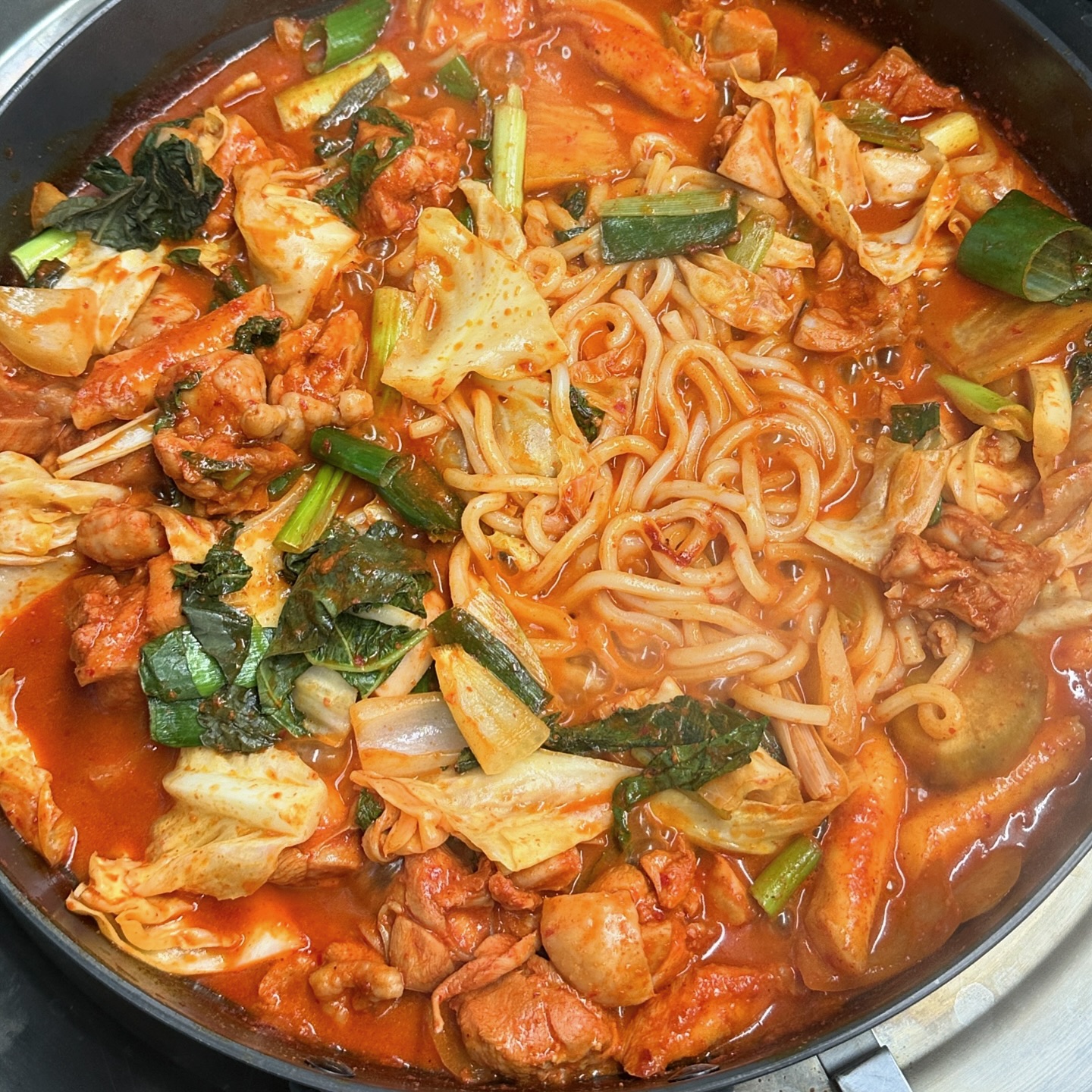 #안양예술공원맛집 
#행복닭갈비 

엄청넓은 내부에 단체손님까지 수용 가능한
안양예술공원 맛집 행복닭갈비

닭갈비 뿐만 아니라 닭칼국수도 있구요
저는 닭갈비로 먹고왔는데
짜지않은 간이 너무 취저였어요🥰

반찬도 처음은 서빙해주시고 이후는 셀프바 이용가능한데
엄청 다양하고 푸짐하고 신선해서 맘에 쏙들👍🏻

그리고 어느곳에서 먹었던 볶음밥보다
행복닭갈비 볶음밥이 제에에에에에일 맛있었으니
밥 추가는 필수입니다...🍚🧡

#안양맛집 #안양역맛집 #안양데이트 #먹스타그램