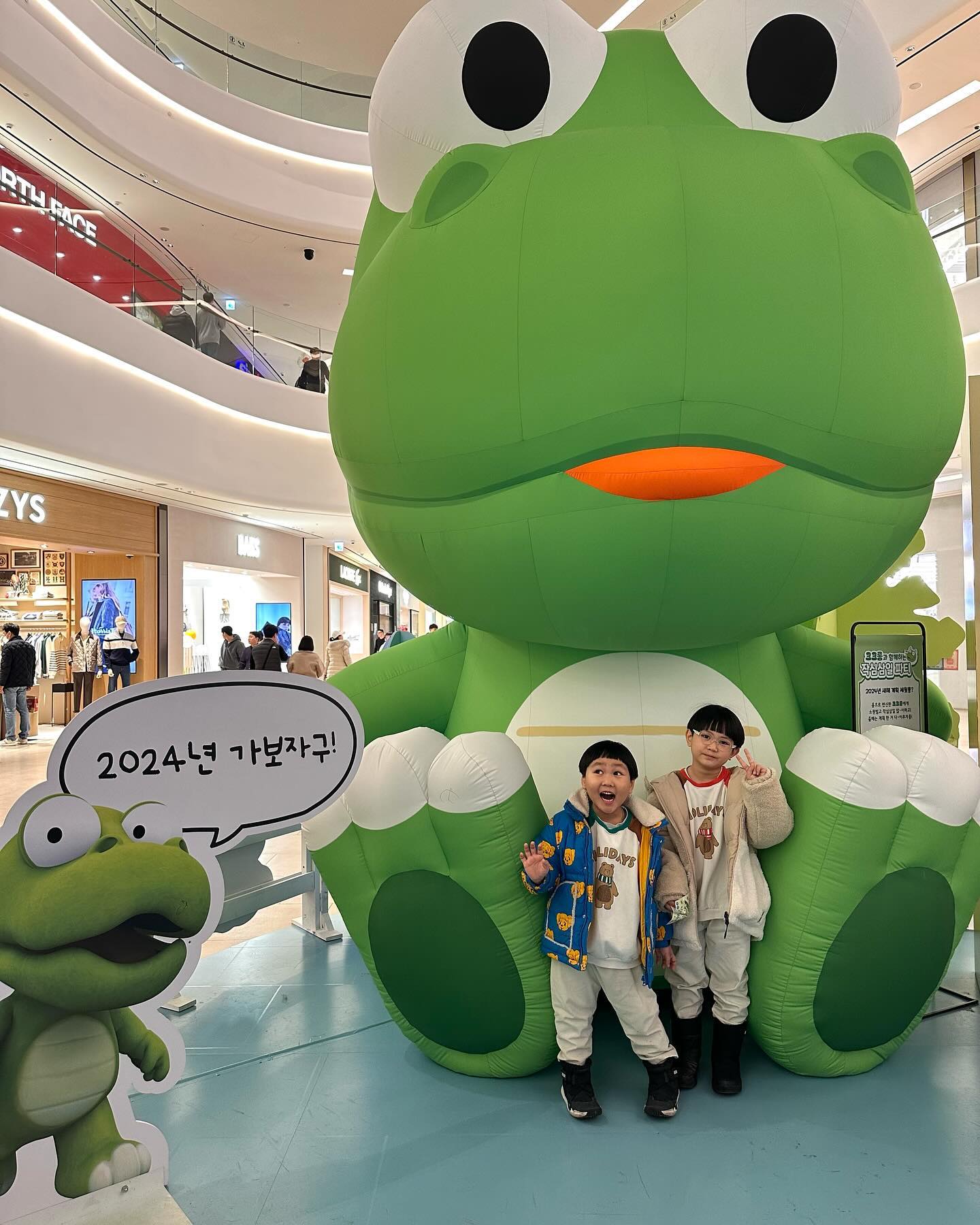 이런건 꼭 참여해야하는 첫째👦🏻
스티커 받기 위한 이벤트 참여 ㅋㅋ

#스타필드#크크롱#2024해피뉴이어