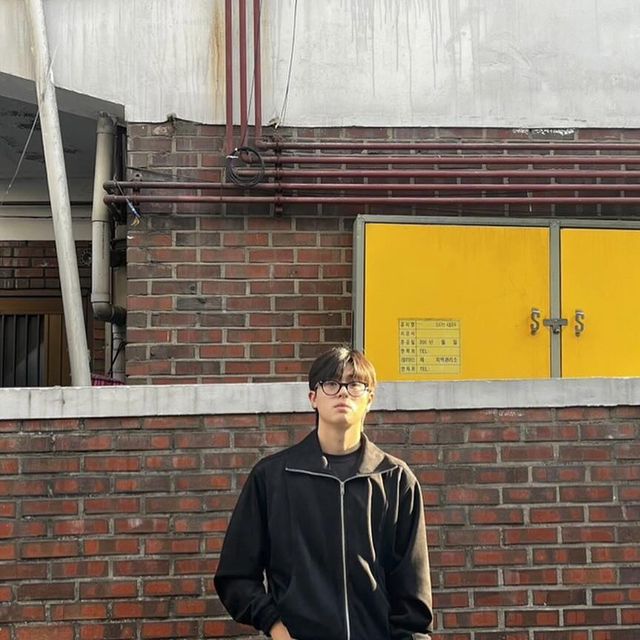  @kim____guru on Instagram: "협찬) 아이러니포르노에서 스웨이드 자켓을 입었어요:)

먼저 옷을 받자마자 강력하게 느낀점은 재질이 정말 너무
부드럽고 좋았어요:) 
재질이 POLY(100%)
루즈~오버핏 실루엣의 지건스웨이드 자켓이고요.
밑단 밴딩이 탄탄해서 안쪽으러 말아서 보일 수 있는 연출도 가능해요:)
또 지퍼까지 투웨이 지퍼로 스타일링의 범위가 다양해요:)
그리고 가장 멋진건 사이트 포켓이 히든 디자인으로 깔끔하면서 포인트가 아주 좋아요:)
 
스트릿브랜드라 어렵게 생각할 수 있지만 아주 절제되면서 포인트까지 있는 그런 브랜드라는 생각이 들었어요 일상복의 지루함에서 이렇게 포인트를 줄 수 있는 가벼운 스트릿무드 입으면서 웃음이 나오는 그런 경험이었습니다:)
.
.
.
#광고#아이러니포르노#아이러니포르노화이트라인#아우터#パンツ#outer#자켓#스웨이드자켓#jacket#suede jacket"