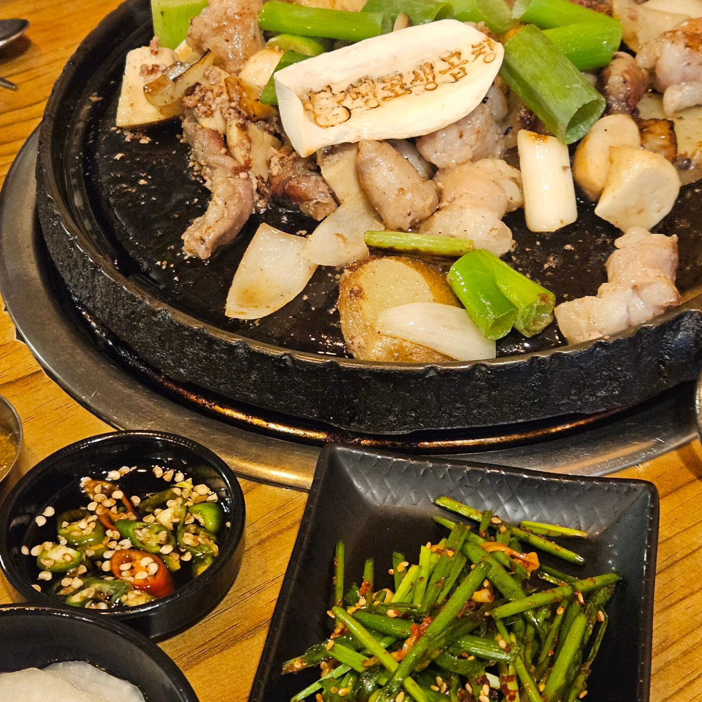 #뻥코생곱창 
-
오늘은 돼지말고 소곱창🥓🥓
저는 돼지파🐽지만 그동안 너무 많이 먹어서
오늘은 소가 생각나더라구요?

친구가 찐현지인맛집 알려줘서
당장 달려가보았습니다!
역시나 찐맛집답게 평일임에도 만석👍

가게를 들어서면 문 옆에 이모님이 열심히
곱창 굽고있으세요🥹 맛이 없을 수가 없쥐✨️✨️

소곱창 + 대창 2인분 주문!
오랜만에 대창... 입에서 그냥 녹아버려요🥳🥳
소주 못 먹는 날이라 아쉬웠는데
술 없이도 맛있게 들어갔더랫쥬ㅋㅋㅋ
마지막 볶음밥까지....‼️
미친듯이 먹었다... 이제 소곱창은 여기루 와야겠어여..

다음엔 소주하러 간다🏃‍♂️🏃‍♀️

📍뻥코생곱창구이
✔️전북 군산시 미원로 31
✔️063-461-4092
✔️매일 17:00 - 24:00