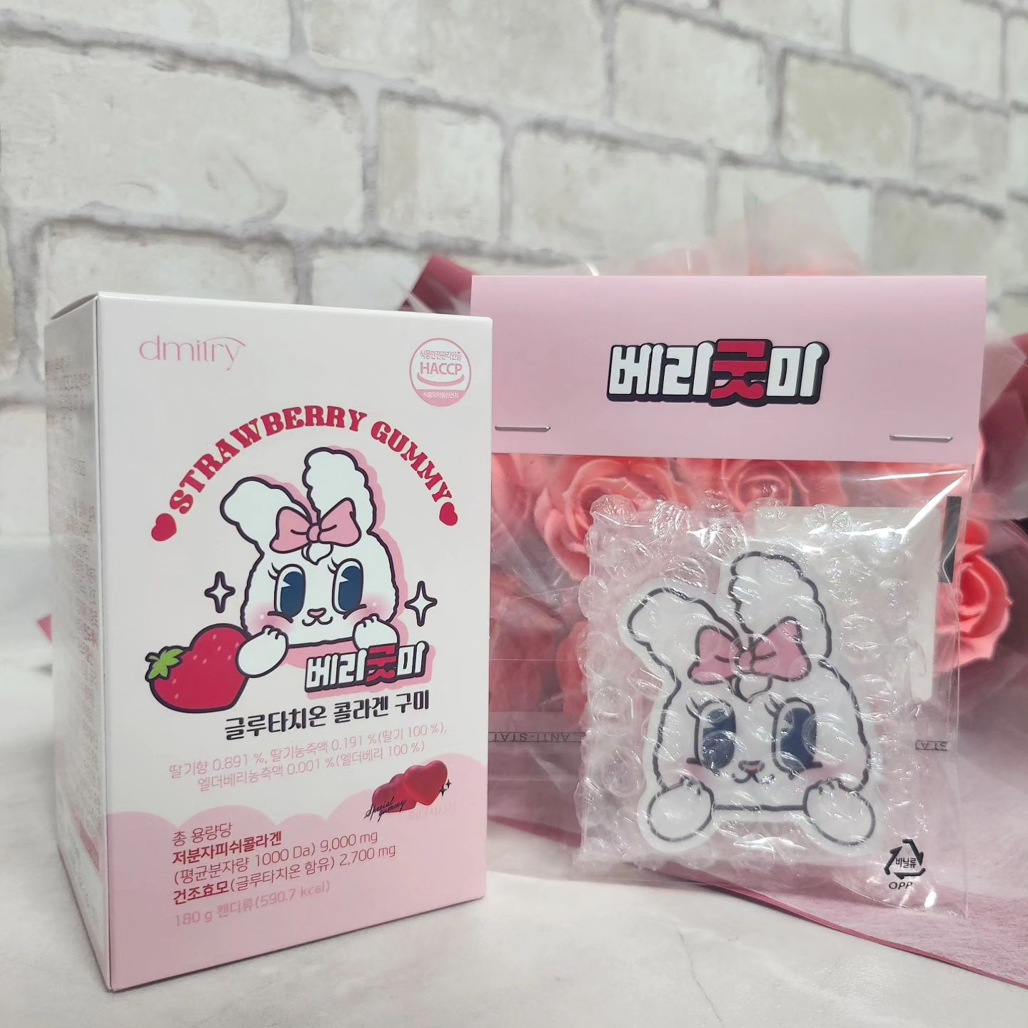 🩷🐰글루타치온 콜라겐 구미:베리굿미🐰🩷

콜라겐 가득 젤리 베리굿미 콜라겐 구미를 소개합니댜:)

달콤달달한 딸기🍓맛 구미로 영양을 채워요😆

드미트리에서 낸 #베리굿미 콜라겐구미의
가득 들어가 있는 글루타치온은??

-노화 및 대사 활동을 조절하고
-각종 산화적 스트레스로부터 세포 손상을 막으며
보호하는 다양한 역할을 해요😊

씹어먹는 영양제라고 생각하면 편한데 
특히 믿을 수 있는 전문 제조업체
COSMAX 에서 HACCP 인증으로 검증된
안심젤리라고 해요:)
케이스 상단에 HACCP인증 마크 확인도 있으니 안심하고 먹을 수 있어요.

겉은 내용물이 손상될 염려가 없는
튼튼한 페트 용기라 휴대하기도 좋고
폰득한 구미의 식감을 유지시켜줘요!

그리고 귀여운 그립톡도 세트라 1+1보다 행복한 느낌을 받을수 있어요
귀여운 토끼 한마리 데려가세여😆🐰🩷
