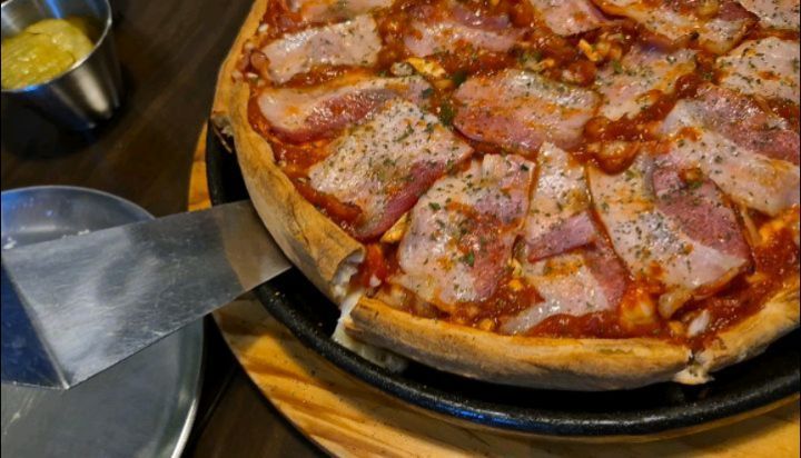 치즈폭포가 흘려요!
흐러내리는 치즈에 놀라고
정통 시카고 피자에 맛에 반해요.
토핑도 풍부하고 진한 치즈 풍미도 미쵸미쵸

#jhmoon시카고피자 #가정동피자맛집
#시카고피자맛집
#치즈폭포 #흘러내리는피자 #인천피자맛집 #루원시티피자
