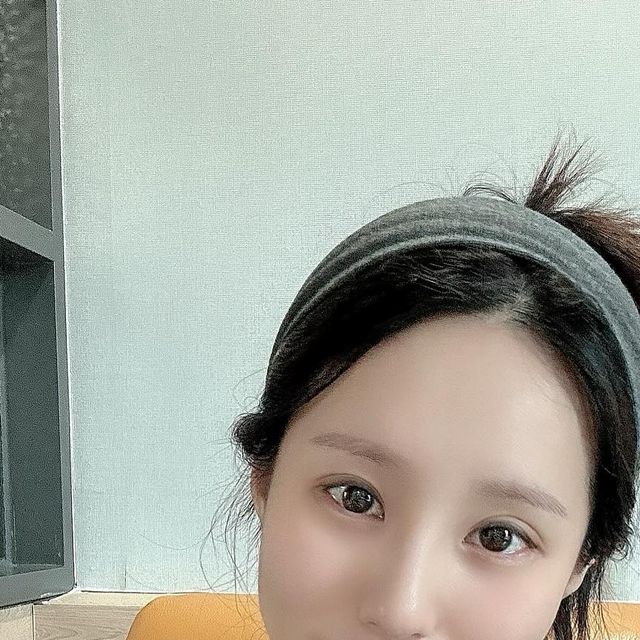  장지니즨 on Instagram: "#광고 plan 36.5 펩타이드 괄사 리프팅세럼✨

임신 출산 후 피부가 건조해지며, 목주름이 생기기 시작해 스트레스를 받는 요즘😣
피부관리를 더더욱 신경 쓰게 되는데 피부과를 갈 시간이 없어 홈케어를 할 수 있는 제품을 찾던 도중! plan 36.5 펩타이드 괄사 리프팅세럼을 알게되어 사용해 보았어요:)

주름은 채워주고 탄력은 올려주어 사용 후 영양감이 채워지며, 목 주름 & 팔자 주름 개선되는 기분이에요~🤩
우수한 보습 지속력과 피부 진정 효과는 물론, 확실하고 검증된 효능 효과로 하루 한번 1분 리프팅 케어! 집에서 TV보면서 쉽고 간편하게 관리해 보세용👍🏻
-
-
-
-
-
#협찬 #탄력 #세럼 #괄사 #리프팅 #주름개선 #하루1분 #피부노화 #홈케어 #홈케어추천 #홈케어관리 #피부 #피부탄력 #케어 #리프팅관리 #셀 #selfie  #like #instalike #instagram #f #fowl_waterfowl #follow4like #followｍe #f4"