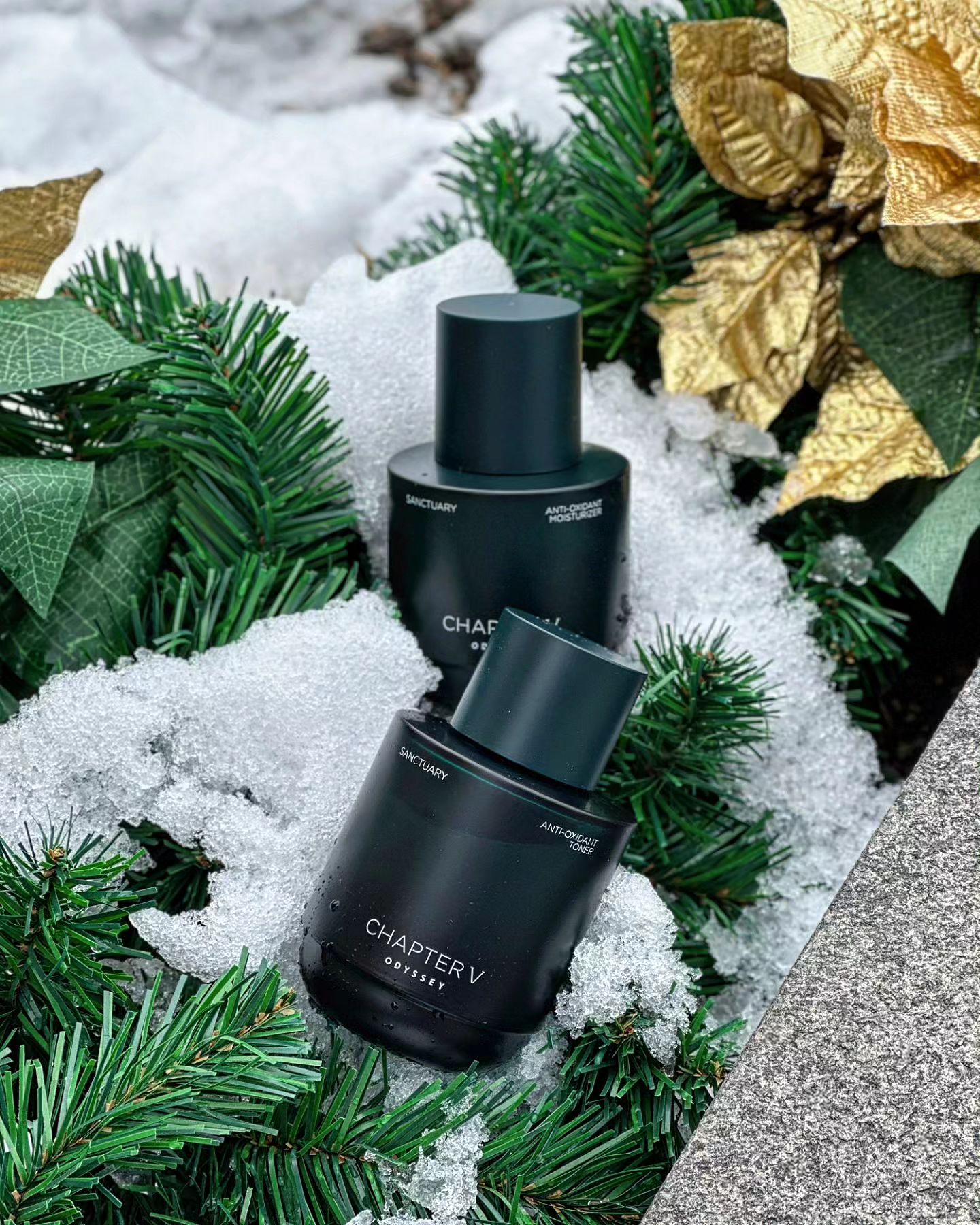 #광고 odyssey_skincare 
.
깊고 진한 우디향이 매력적인 스킨케어 세트는
odyssey_skincare 
#오딧세이 #챕터파이브 🖤💙
.
아모레퍼시픽의 남성 화장품 라인 오딧세이.
향 크리에이티브 디렉터 수향과 함께
8년만에 출시한 신제품 '챕터 파이브'
.
베티버 오일을 베이스로
시베리안 소나무, 넛맥으로 이루어진 편안한 향취에
피부 노화를 효과적으로 케어하는
아모레퍼시픽의 슬로에이징
스킨 케어 기술이 더해진 생츄어리 라인!
.
✅️ 나뭇잎의 싱그러움과 깊은 흙내음이 어우러지는
우디향이 포근하면서도 무게감있는 느낌
부드러우며 젠더리스했던 라이트하우스 라인보다
강인하고 스모키한 느낌이 FW 무드에 찰떡!
우디향울 좋아하시는 남성 분들에게 추천합니다 😆😆
.
.
.
#슬로우에이징 #남성스킨케어 #항산화 #생츄어리