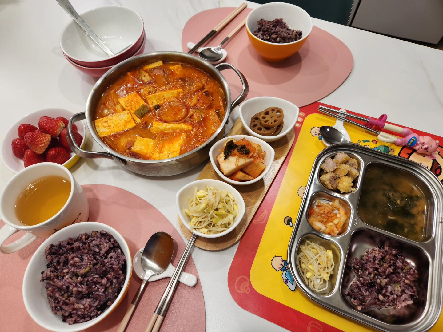 #저녁밥상기록 #저녁메뉴 #저녁스타그램 

1. #부대찌개 #밑반찬 현서는 #된장미역국 #쌀돈까스 
2. 초초간단 #떡만두국 현서는 그냥 떡국 
3. #된장찌개 #소세지부침 #계란후라이 현서는 #우동 #주먹밥 
4. 아빠랑 둘이만 #갈비 재탕 된장찌개에 현서는 #카츠동 #사골국 
5. 냉털야채에 #훈제오리찜 모두맛나게먹음
6. #쭈꾸미볶음 #소고기미역국 현서는 #도가니탕 #돈까스 
7. 어머님이 보내주신 알베기꽃게 #꽃게찜 
8. #시금치된장국 #비빔밥 #부추전 
9. 자주먹는 #소고기미역국 포장해온 #뼈찜 현서도 미역국에#오징어까스 
10. #쭈삼 #날치알마요 현서는 도가니탕 #불고기