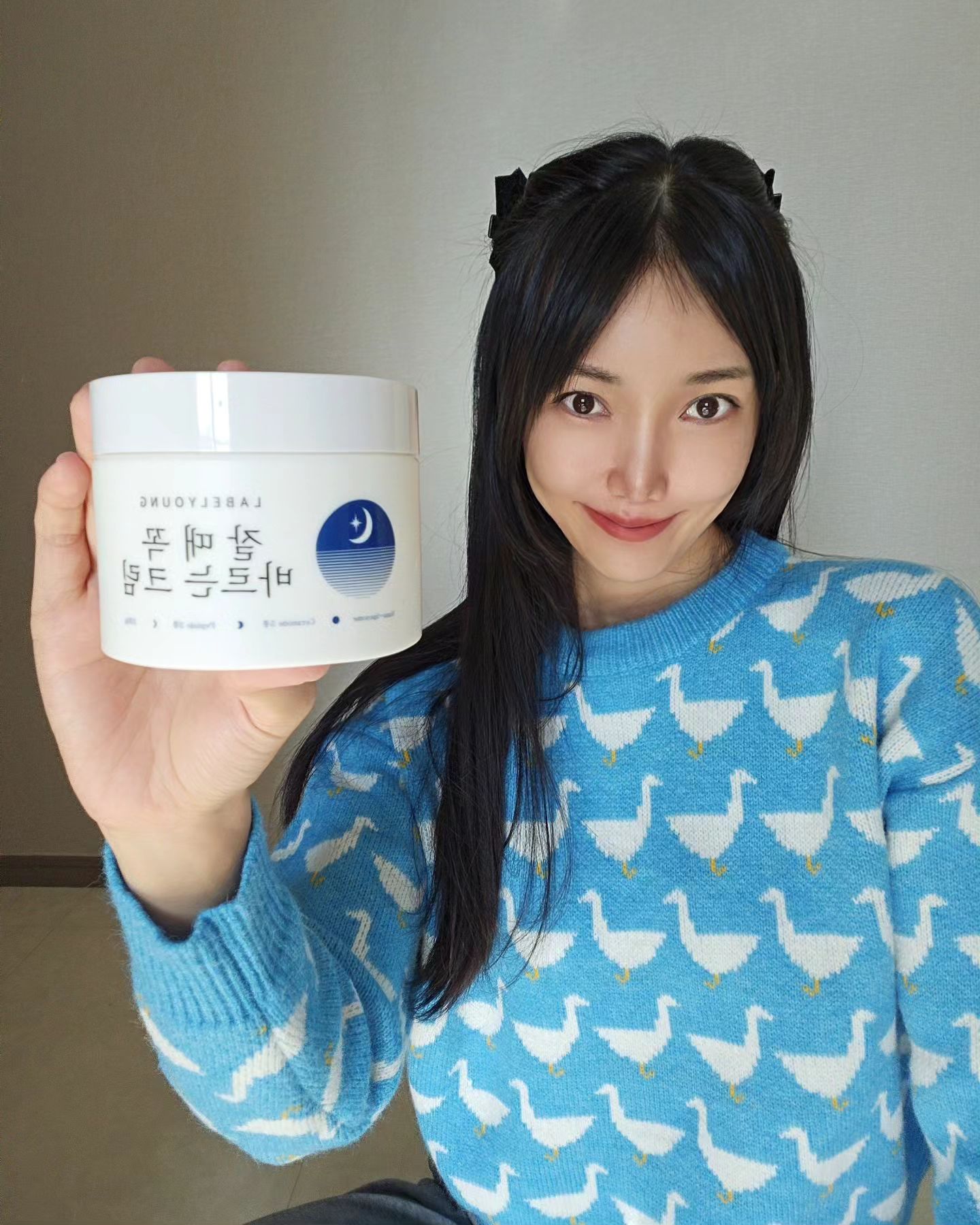 #협찬 #라벨영
요즘같이 건조해 미쳐버릴것 같을때
바르기 딱좋은! 크림을 소개할게요😊
타란~~!! 리벨영 잘 때 꼭 바르는 크림
인데요. 고보습이라 영양분이 가득가득
전 잘때 듬뿍 얹어놓고 자지만
데이에도 가볍게 바르면 
칼바람에도 건조하지 않아요!!👍

잘 때 꼭 바르는 크림💛
놓쳐서는 안 될 피부골든타임에
깊은 고수분/고보습/고영양을
선사해 건강하고 매끈한 피부결로
 케어해 주는올인원 수면크림

흡수율 높인 보습, 탄력 덩어리
세라마이드 5종!
골든타임 펩타이드 3종으로
피부 재생, 윤기 UP!
모공 차단&자극 유발성분 NO!
민감피부안심사용!
매끈 보들 크림 텍스쳐로
보송하게마무리!
허브 밭에 누운 듯 은은하고
편안한 아로마향!

고보습 크림 찾고 계신다면
라벨영 잘 때 꼭 바르는 크림
발라보세요😊

labelyoung_official 

#광고 #협찬 #라벨영
#잘때꼭바르는크림 #나이트크림
#고보습크림 #세라마이드크림
#피부재생크림 #영양크림
#보습크림추천 #겨울보습크림