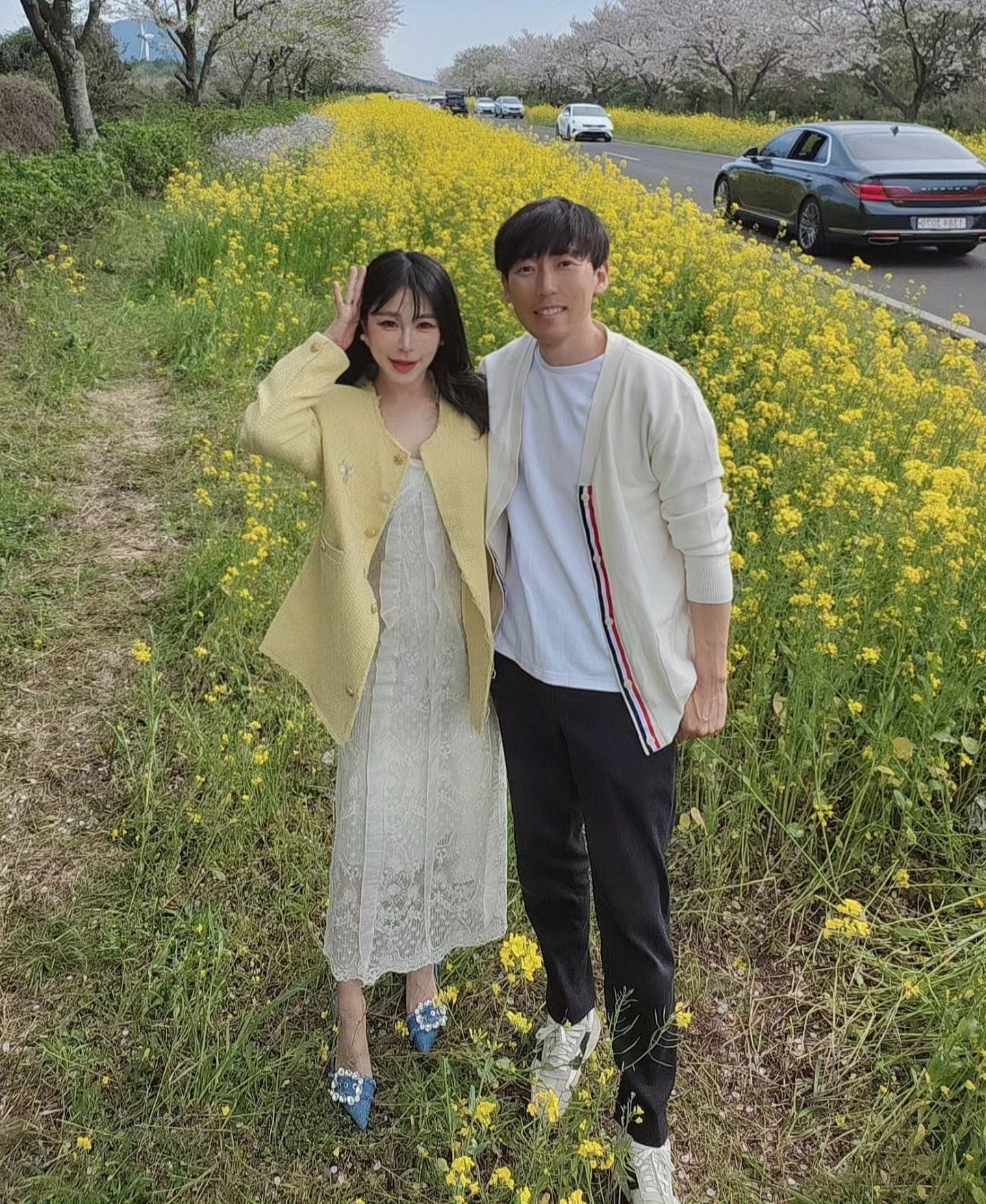 벚꽃이 끝물이라 
올해도 가시리로 꽃구경💛
작년이랑 똑같은 옷입고
어쩌다보니 매년 찍게되는 
포토존에서 사진도 찍고 🌳🌳

하준이가 계속 자는바람에
둘이 백만년에 셀카 왕창찍고
하준이 깨워서 말이랑 꽃구경하고
놀이터에서 잠깐 놀다가
오늘도 감사한 제주일상..💖
주말도 끄읕〰️