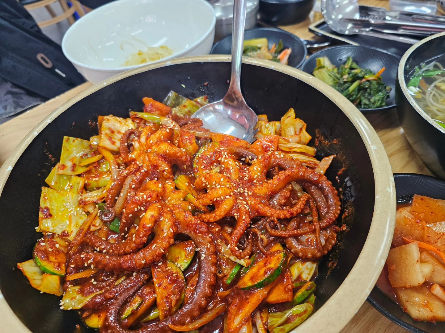 N번째 올리는 낙지볶음집
천안가면 꼭 먹고오쥬

낙지 매콤하쥬 불맛나쥬 야들야들하쥬
밥시키면 콩나물에 참기름두른 왕큰 대접밥주는데
비벼먹으면 얼마나 맛있게여?

사진에는 없지만 백합칼국수는 해장에 기가막힘..
해장하러 갔다가 또 마시고 오지요

#천안 #성성동 #성성동맛집 #천안맛집 #맛집 #맛집추천 #단골집 #낙지 #낙지가든 #먹스타그램 #맛스타그램 #술스타그램 #선팔하면맞팔
#먹팔 #먹팔맞팔 #인친 #소통 #좋아요