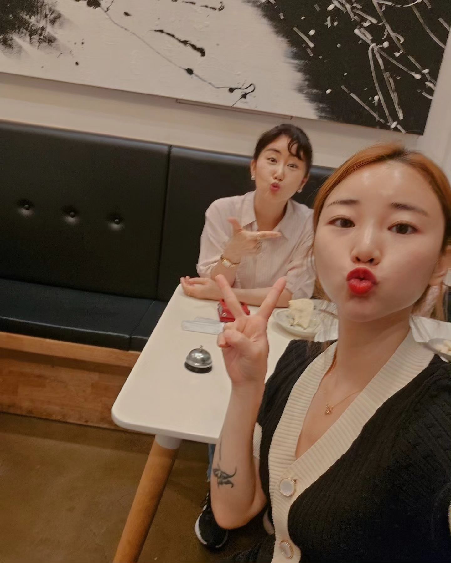 일레븐 옹즈 구월동🍷🥩 #__일레븐옹즈

랜만에 울 이쁜 엄니랑 데이투!
쇼핑하고 사진 찍구 분위기 짱 좋은 레스토랑 다녀왔어요!!
엄니랑 같이 가는 곳이니까 분위기/맛 둘 다 빠트릴 수 없는 중요 요소였는데
여기는 프랑스 유학파 출신 쉐프가 있어 고급진 요리를 맛있게 먹고 왔네여!
음식 기다리면서 오픈형 주방으로 요리하는걸 다 볼수 있고 인테리어가 이뻐서 기다리는 시간이 지루하지 않았어여

저희는 스테이크 2인 세트로 이베리코 꽃목살 스테이크+감베로니 파스타 시켜 먹었는데 맛있어서 나오자마자 다 사라졌어여..?
(분명 식전에 주는 빵이랑 샐러드로 입가심을 했는데...꿀꿀🐽)
.
- 소고기(호주산) prime 등급 / 이베리코 돼지고기(이베리코) 베요타 등급 

-고기 7일 숙성 후 수비드

- 인천 유일 풀드포크 스테이크 맛집 
고기가 너무 연하고 육향이 가득🥳

주소 : 인천 남동구 구월동 1496-1 (가게 앞 주차장 구비!)
영업시간 : 11:30 ~ 22:00 (LAST Order 20:30, 월 휴무)
-Break Time : 15:00~17:00 

#인천맛집 #인천구월동맛집 #구월동맛집 #인천파스타 #인천남동구파스타 #인천구월동파스타 #구월동파스타 #구월동데이트 #구월동데이트코스 #구월동와인 #인천데이트 #인천구월동데이트 #인천레스토랑 #인천와인 #인천구월동레스토랑 #인천분위기좋은레스토랑 #구월동스테이크 #인천스테이크 #나폴리피자 #오일파스타 #파스타맛집 #피자맛집