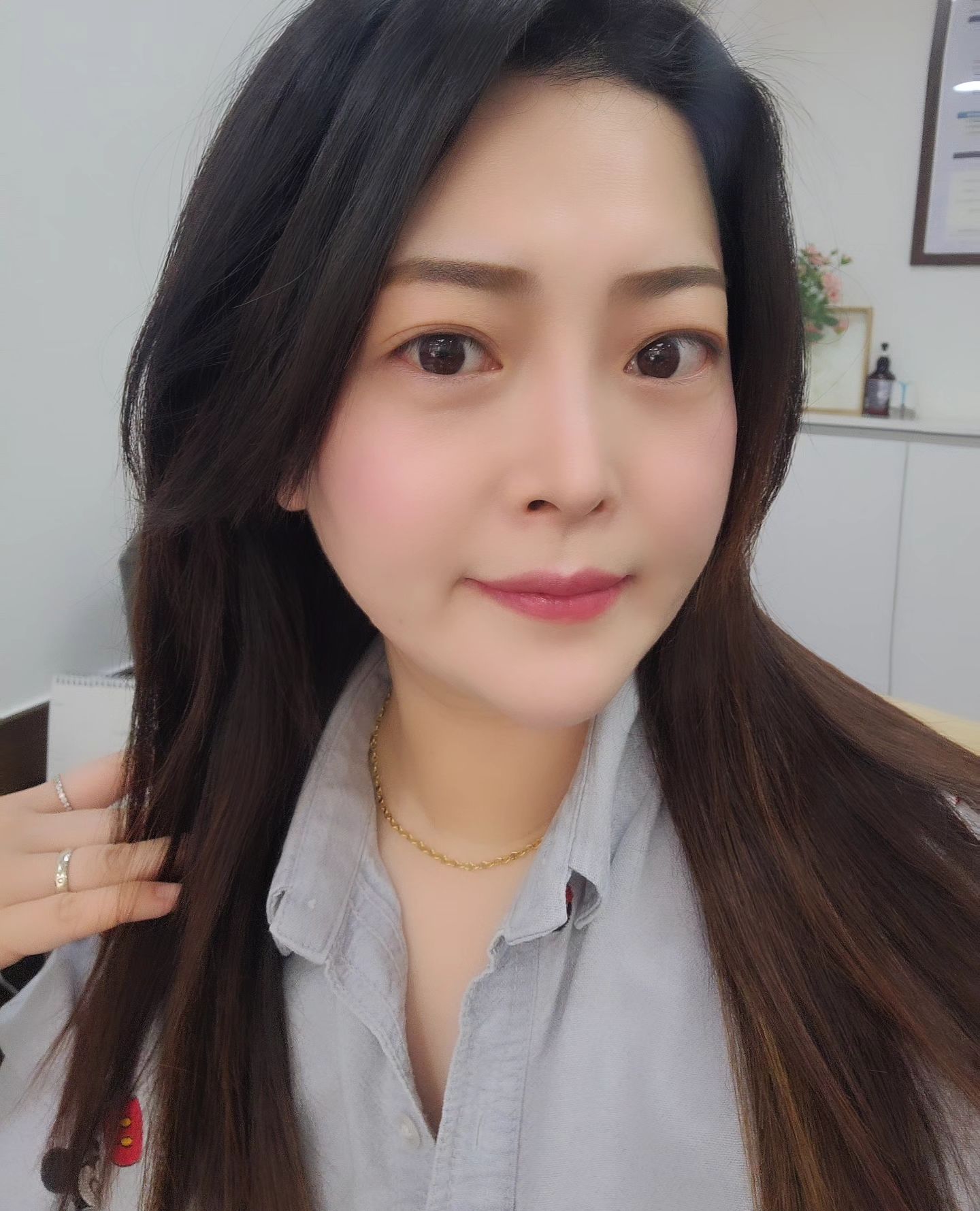 #포샵기술#다인에서#혼자#나름일하는중#셀카도한번

지지난주..주말마다 덥다더워..
왜이렇게 덥던지..
이번 어린이주일만 세상 시원하네.

다인에서...나름 사무보는중..ㅋㅋ

전화는 전부 언니가 받았다고하고..
나는 청소나하고 지나가는 사람들 쳐다보고..

오늘은 어린이날인데. 비가 이렇게 와주니
꼼짝마..덕분에 집에서 외식을..

나쁘지않다..시원하게 바람도불고.

사정상..상황상..ㅋㅋㅋ
9시예배를 진짜 손가락꼽을정도로 오랫만이라..
그래도 한산해서 좋았다.

한여름엔 9시예배 추천..!

조금 더 부지런해지면 되는 주일..
하루길다 길어.