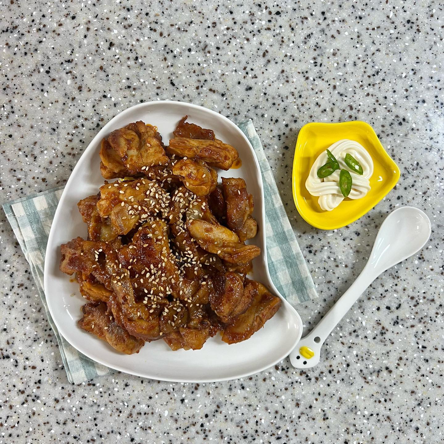 오늘은 집에서 해 먹는 
지코바🍗 배달 시켜먹는 거랑 
너무 비슷하쟈나~
늘 잘 먹어주는 울 남편님 항상 감사햅니다🙇🏻‍♀️

📌지코바 레시피

☑️후라이팬에 들기름 넣고 구워주기
☑️고추장,다진마늘,물엿,고춧가루,설탕,간장,굴소스,케찹,후추 넣고 양념소스 만들어주기
☑️구운 닭에 소스 넣고 졸여 주면서 청양고추 하나 썰어서 넣어주기