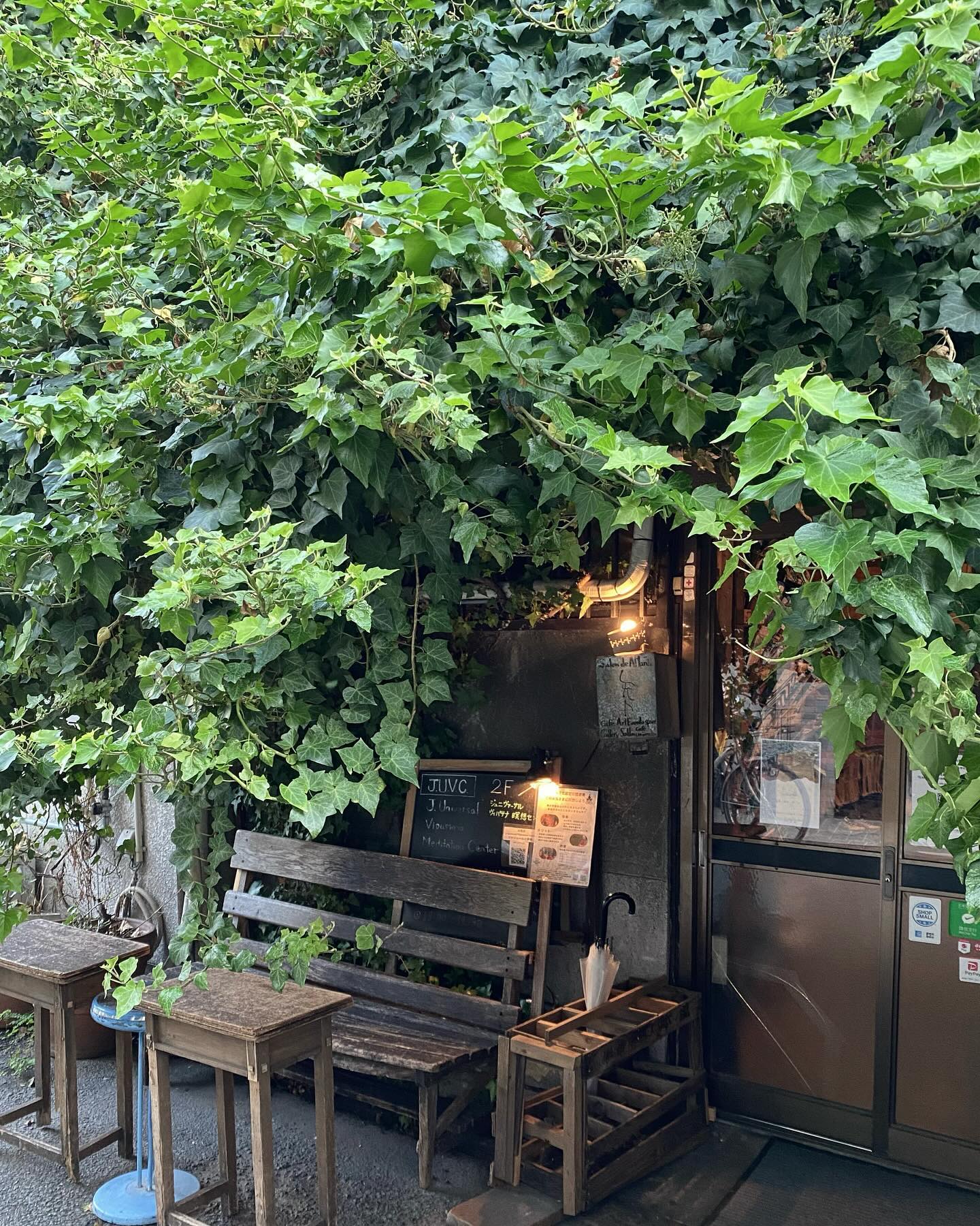 일본 오사카 나카자키초 카페 거리에 있는 지브리 감성 카페 
🌿 살롱 드 아만토

외관부터 작은 지브리 속으로 들어가는 느낌에다가

내부에는 또 빈티지스러움까지 

깔끔한 커피 맛과 꾸덕하면서 맛있었던 치즈 케이크까지 완벽

나카자키초 거리에서 제일 마음에 들었던 카페 🌿

📍 나카자키초 카페 거리 살롱 드 아만토
💶 현금 결제만 가능
⏰ 영업시간 12 : 00 - 22 : 00
🍛 식사 가능