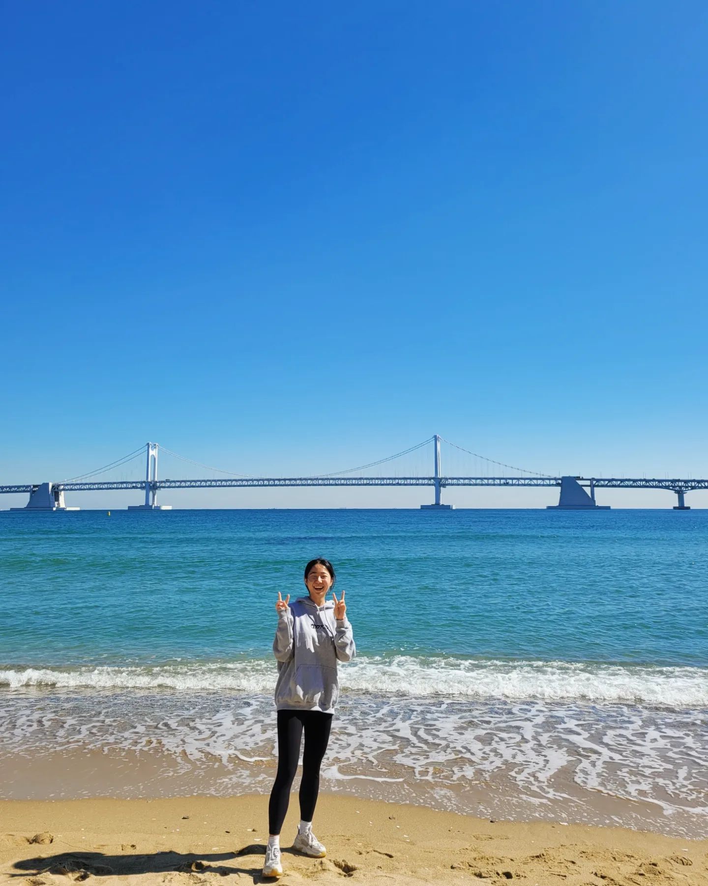 바다 너무 좋당
.
.
#부산 #부산여행 #부산바다 #광안리 #광안대교 #워케이션 #평일여행 #점심시간에 #바다보기🌊 #busan