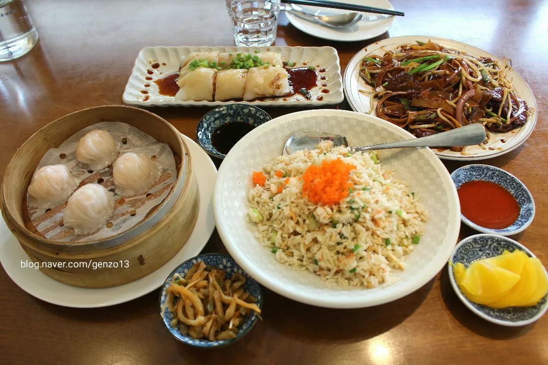ෆ

태화강 국가정원에 위치한 홍콩식 중식당
메뉴 하나하나 맛없는거 없으면 어쩌라는거..??
다 먹어보라는거지뭐.. 😋 

#울산중식당 #울산중식맛집 #태화강국가정원맛집 #비단미미 #크리스피새우창펀 #하가우 #게살볶음밥 #소고기쌀국수볶음 #맛집스타그램