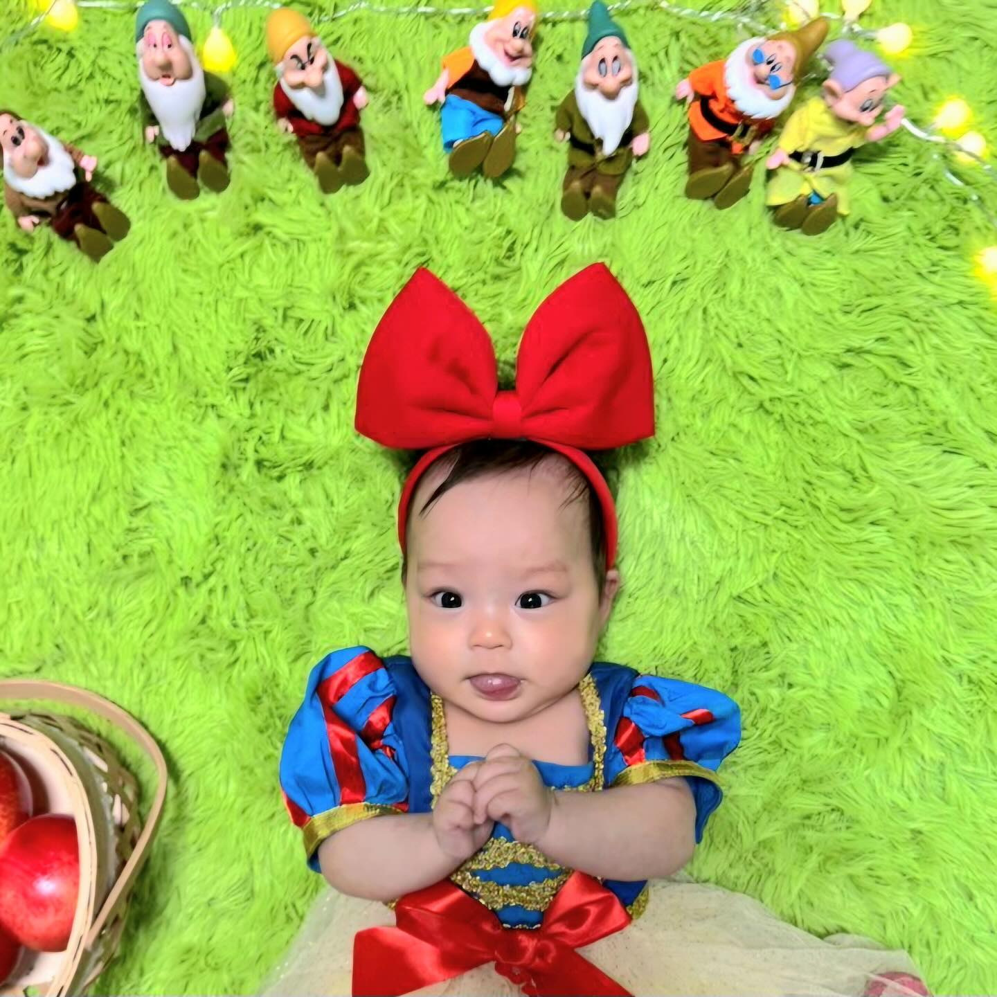 #협찬

우리집 백설공주님🍎🩷
아기자기 너무 이쁜컨셉! 아기 기념일에 찍어주기 너무 귀여워요😖

🏷️ 아기셀프촬영 - cheese_bebe_self 
#치즈베베셀프 #치즈베베 #아기기념일사진 #아기기념일촬영 #백일촬영 #이백일촬영 #아기촬영소품
-
#하리그램🐰