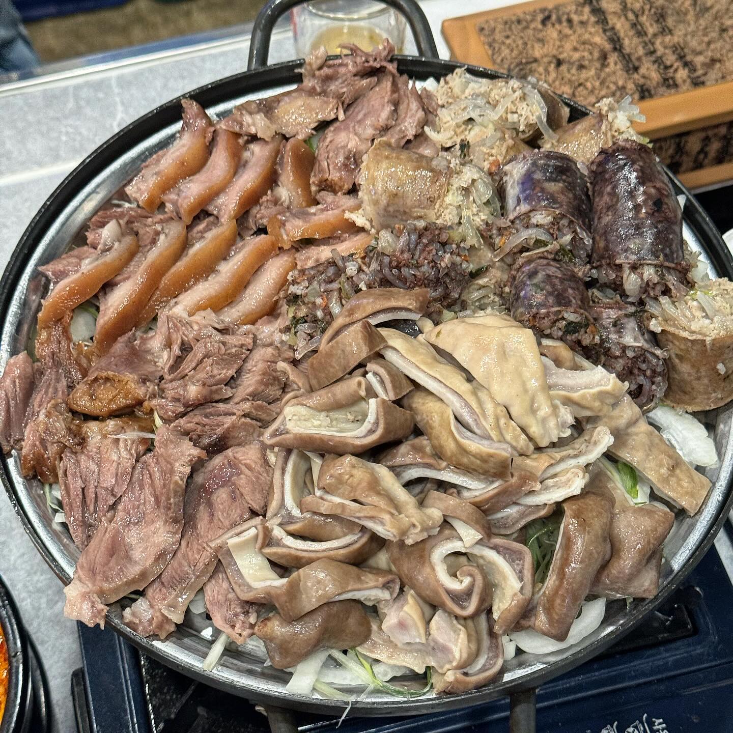 파주 금촌 순대국 찐맛집 #돈배옥 🐷👍🏻
제 소울푸드 중에 하나가 순대국 인데요~ 파주에 순대국과
머릿고기가 맛있는 로컬맛집을 다녀와서 추천드려요! 

저는 #얼큰막창순대국 과 #모듬한판 을 먹었어요
순대국이 얼큰하고 막창 양도 많아서 순대국이랑 소주만 먹어도
너무 맛있을것 같아요 그리고 모듬한판.... 양 보이시죠?
순대, 머리수육, 오소리 세가지가 나오는데 양이 진짜 많아요
너무 부드럽고 꼬소해서 소주 순삭 했습니당😋
여긴 단체로 와서 이것 저것 시켜먹어도 좋을 것 같아요
음식이 진짜 다 맛있거든요! 단체석도 마련되어 있구용
셀프바도 준비돼 있어서 마음껏 먹을 수 있고 순대국집엔
김치 맛이 중요한데 여긴 김치도 맛집입니다..‼️

사장님과 직원분들도 친절하시고 혼밥하기에도 좋아용
나가는 길에 후식으로 식혜까지....!!! 갬덩 🩵

✔️주소 : 경기도 파주시 금릉동 438-6
✔️영업시간 : 월-토 10:00-22:00 (라스트오더 21:30)
✔️전화번호 : 031-945-7787
✔️머리수육 나오는시간 : 11시, 17시, 19시