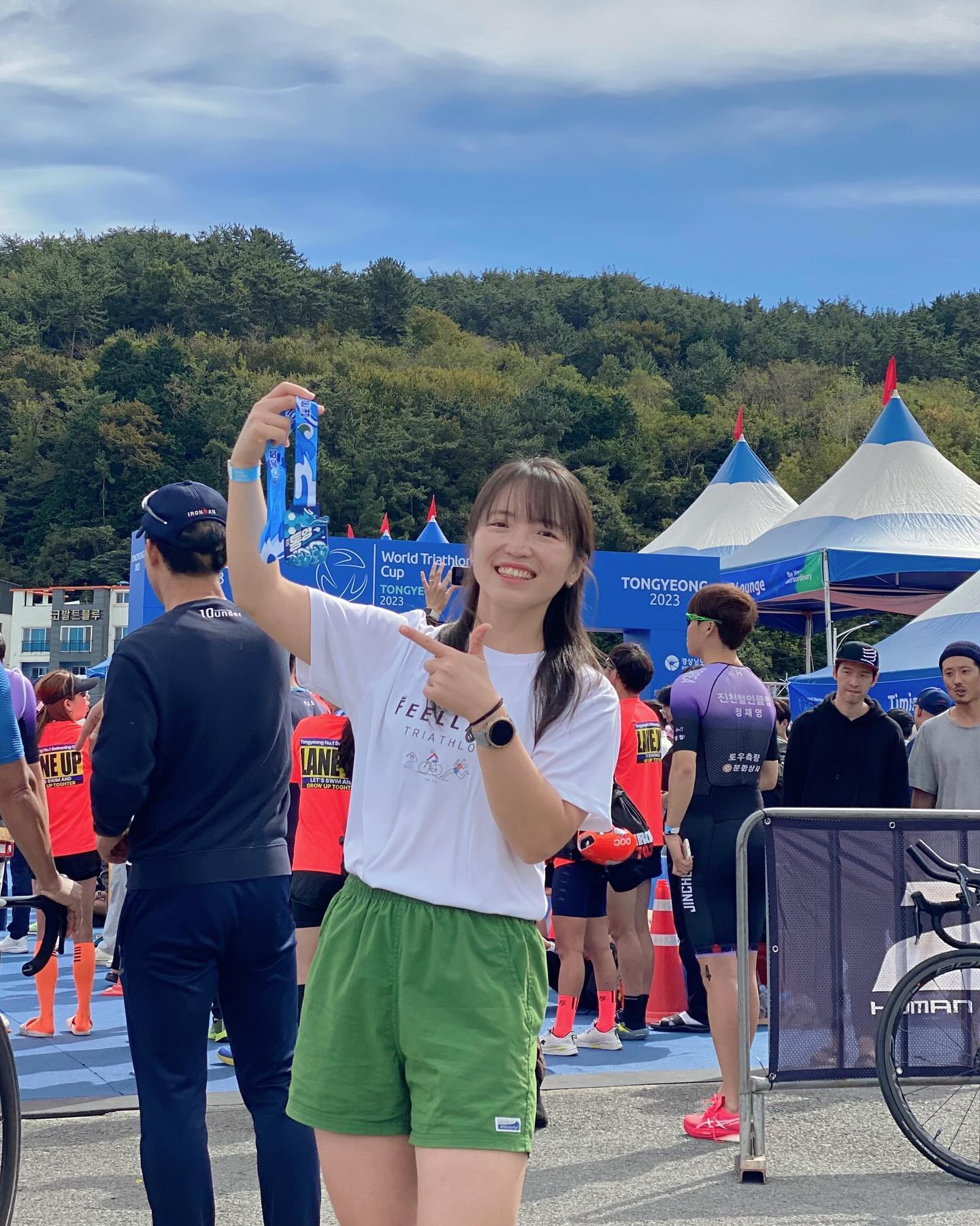 🏊🏻‍♀️🚴🏻‍♀️🏃🏻‍♀️ #통영철인3종 완주✨
무사히 다치지 않고 완주 성공했습니다! 

컨디션 난조로 무기력이 찾아와 
수영하면서부터 자전거 타기도 싫고 달리기도 싫고해서🤯 
즐겁게 완주만 하자!!!라는 마음가짐으로 변경☺️

주로에서 아는 얼굴들 보이면 무조건 큰소리로 응원하기✨
응원해주는 친구들보며 힘내서 완주했습니다😆

대회에 최선을 다하지 못해서 아쉬운 마음도 있지만
좋은 날씨와 코스, 축제 분위기를 마음껏 느끼고 갑니다💚💙
오랜만에 2xu, 노익스큐즈도 너무 반갑고 
울 필레이디 친구들과 함께해서 행복한 1박2일 통영철인대회✨ 
이제 올해 철인시즌오프🎶 

📸 _raes0ng yorrr_ming jjlim91 gusals34 

#통영철인3종대회 #철인3종 #triathlon #triathlete #철인릴레이 #사이클  #소핏짐 #아스티경기복 #경기복 #철인 #사이클복 
 #필레이디 #필레이디_솔라씨