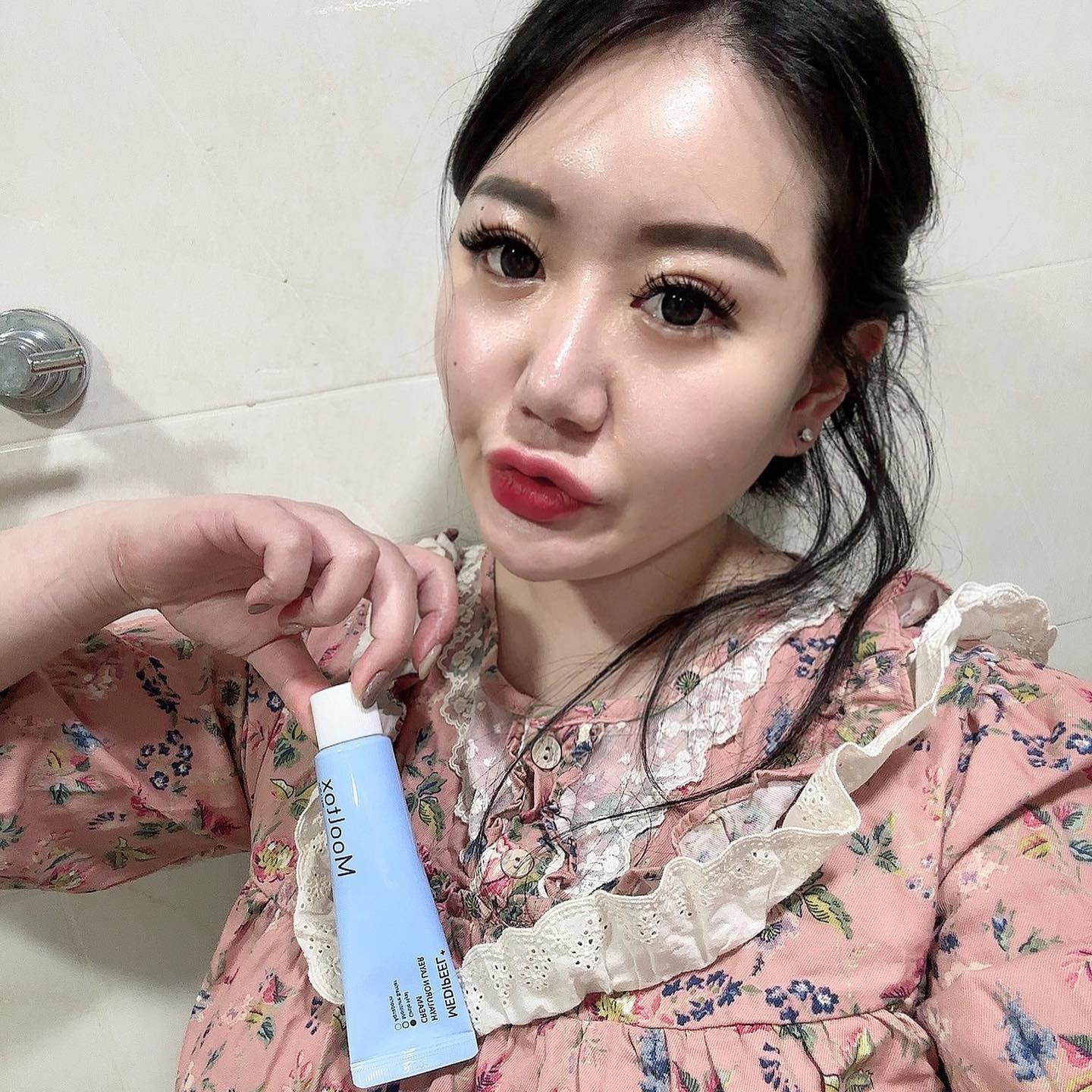#협찬 medipeel.official 

믿고쓰는 메디필💙
피부 전문 유튜버 민동성이 직접 개발에 참여해 만들고, 모공에 더욱 적합한 동그라미 모양의 히알루론산이 피부 겉면에 맴돌지 않고 모공 속까지 들어가 100시간의 수분유지를 할 수 있게 하는 진짜 수분 #물막광크림 🙊💙
특히 가을 겨울 엄청 건조하잖아요 피부속까지 채워줘 물광피부를 만들어주는 히알루론산 물톡스크림 🌱
올겨울은 메디필 물톡스크림으로 촉촉하게 보낼꼬에용 ෆㅁෆ 

#medipeel #메디필 #물톡스 #메디필히알루론산레이어물톡스크림 #물막광크림 #메디필물톡스 #물톡스크림 #올리브영수분크림 #메디필수분크림 #메디필진짜수분 #모공쏙수분크림 #메디필민동성 #민동성물톡스 #올리브영추천템