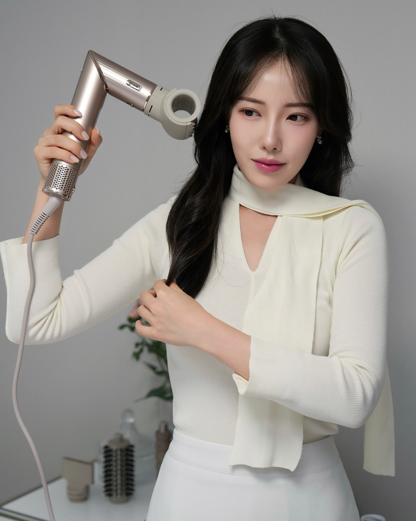 #협찬 sharkninjakr sharkbeauty 

한소희님이 선택한 샤크 플렉스타일의 
새로운 라인이 출시됐어요 🤍 

드라이기에서 스타일러로 변신하는 2 in 1 설계로, 편의에 따라 
돌려가며 사용하면 빠른 드라이와 스타일링을 한 번에 완성할 수 
있어서 바쁜 아침에 쉽고 빠른 스타일링을 완성시켜줘요 ! 

특히 한국 여성의 헤어 고민에 맞춰 부스스한 잔머리를 정돈하고 
머릿결의 윤기를 살려주는 스타일링 툴을 업그레이드한 
‘샤크 플렉스타일 에어스타일러 HD 434‘ 

컬러도 모던한 느낌 물씬인 스톤 컬러 🩶

7자 모양으로 변형이 가능한 본체를 비롯해 마무리 폴리셔 브러시, 컬링 배럴, 라운드 브러시, 스타일링 콘센트레이터 4가지 스타일링 툴로 다양한 헤어 스타일을 연출할 수 있는 점이 매력적이에요 ✨

저는 컬링 배럴을 사용해 c컬부터 s컬까지 자연스럽게 완성하고 라운드 브러시로 자연스러운 볼륨감을 준 후, 마무리 폴리셔 브러시를 부착해 부드럽게 빗어주니 잔머리가 정돈돼서 너무 좋더라구요 - ! 

#샤크뷰티 #샤크플렉스타일 #플렉스타일 #헤어드라이어 #헤어스타일러 #헤어스타일링