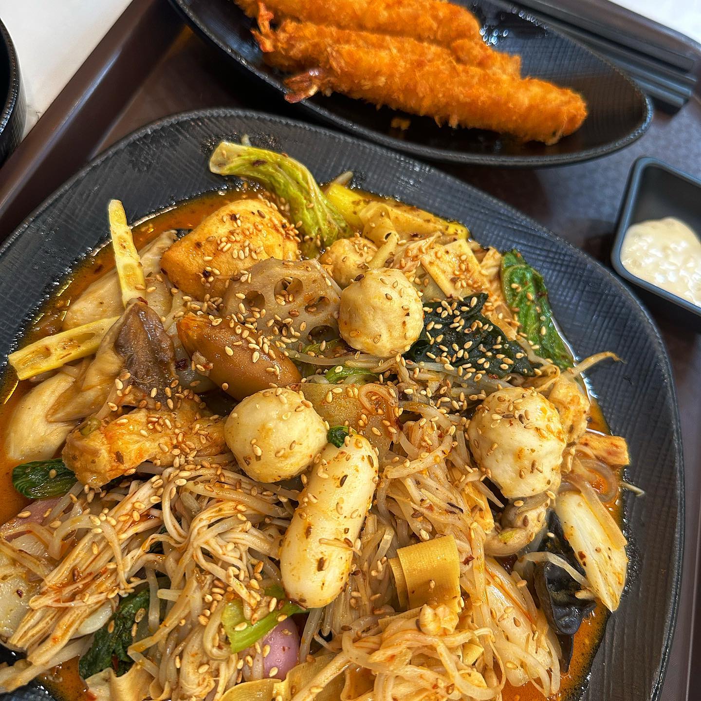 #협찬 신도림에서 문래역으로 이사간 마라박사 문래점🍜🩵

마라 다들 좋아하시죠!.! 
저는 마라박사에서 마라를 좋아하지만 마라비빔은 처음 보는 메뉴라 바로 주문해봤어요 히히

완자마라비빔이랑 새우튀김을 먹었는데요🍜✨
보통 마라 고르는거 귀찮을때도 많은데 마라박사는 좋은 구성으로 500그람 넘게 딱 정해져 있는 메뉴도 있었습니다!!

마라비빔은 마라탕과 마라샹궈에 중간 단계라고 생각하면 돼요 ㅎㅎㅎ

밥이랑 야무지게 잘 먹었답니다 히히
새우튀김도 너무 실하고 짱 맛있었어요

마라부심 있어서 맛없는 마라는 바로 인정하는 편인데
마라박사의 마라맛은 너무 맛있어서
추후에 또 방문할 예정이랍니다 (๑˃̵ᴗ˂̵)

#마라박사마라전문점#문래역맛집#문래역마라탕#문래동마라탕맛집#문래동맛집추천#문래역야식맛집#문래동배달맛집#맛집협찬#협찬문의#협찬디엠#마라탕#마라비빔#인플루언서#광고#dm #맛스타그램#먹방#맛집