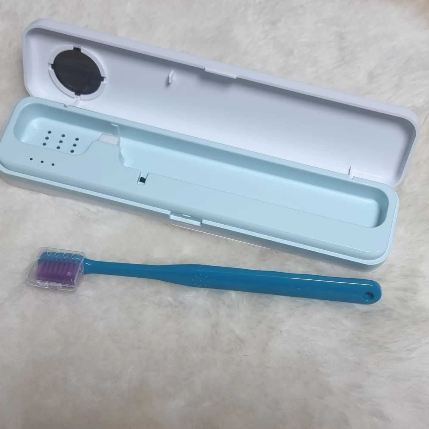#협찬

날마다 사용하는 칫솔 관리 힘드시죠?
사용하기 편한 #휴대용칫솔살균기 소개해드릴게요.
건전지 두개로 만족하게 사용하고 있어요.
디자인도 심플하니 이쁘고 가지고 다니기 좋은 사이즈에요.

건조도 잘되어서
칫솔질 할 때마다 기분이 좋아요

강력한 uv파장으로
유해균 99.9%제거

여행갈때 가지고 다니기 넘 좋은데요.
제꺼 보더니 다들 궁금해서 물어보시더라고요.

가족수마다 하나씩 장만하고 싶어지네요.
저는 쿠팡에서 주문했어요.
 

색상은 화이트랑 민트 두가지 색상인데
취향에 맞게 구매하시면 될 것 같아요.

제껀 화이트니까
남편껀 민트로 추가 구매해야겠어요.
.
.

#휴대용칫솔살균기
#기업판촉물 #개업판촉물