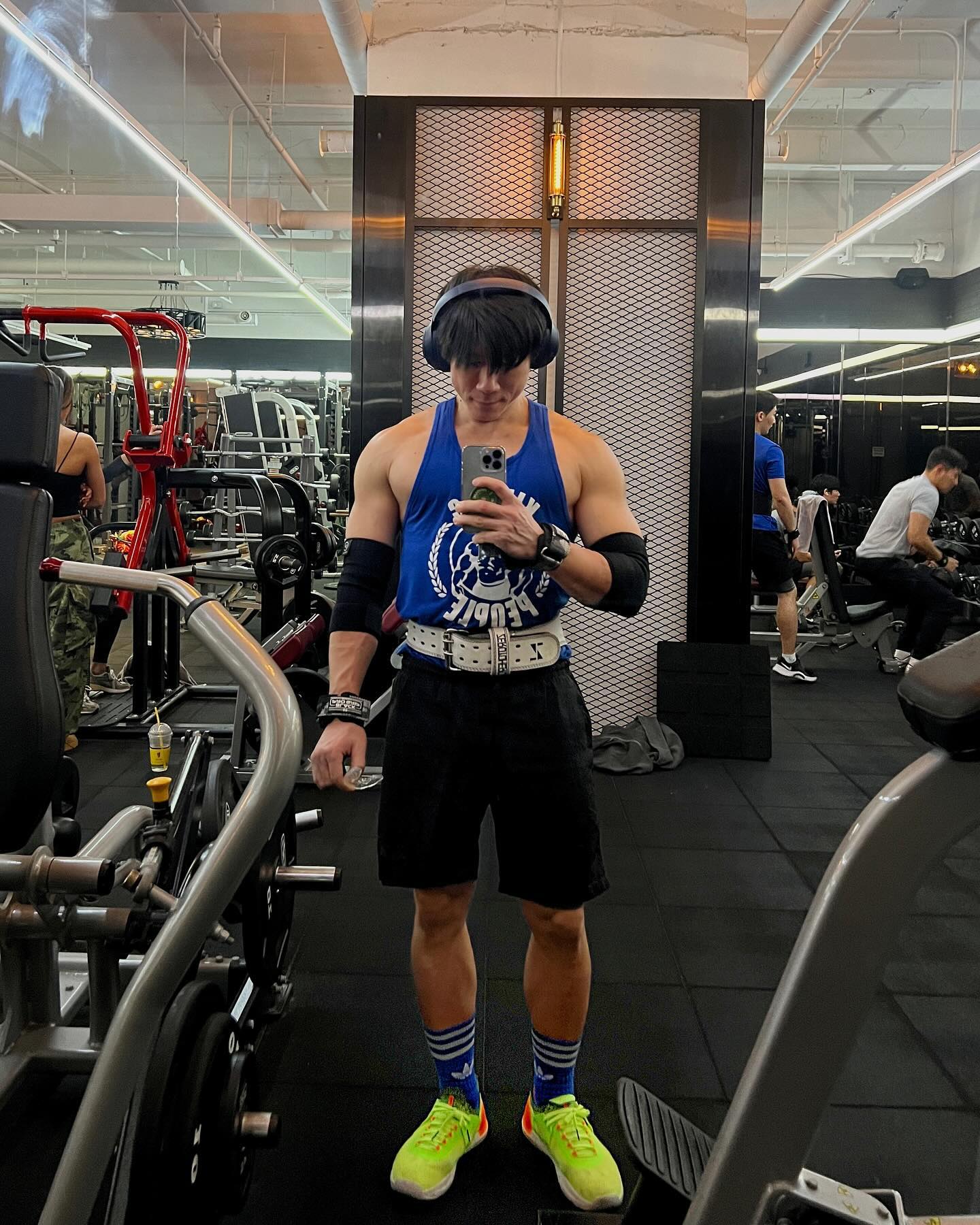 ⠀
2023-12-05 바디캘린더 671번째 운동 일지

☑️ chest day
1️⃣ 바벨프레스 무게 지난번보다 떨어짐
2️⃣ 디로딩 필요한 시기라 생각중 💭
3️⃣ 다음주부터 디로딩?!
4️⃣ 오늘 운동복 양말 블루로 통일

136분 42세트 14.9톤

플라이: 케이블 (웜업)
웜업 15kg 15회
웜업 20kg 12회
1세트 26kg 10회
2세트 26kg 10회

벤치 프레스: 인클라인, 덤벨
웜업 20kg 12회
1세트 42kg 10회
2세트 60kg 8회
3세트 70kg 7회
4세트 70kg 7회
5세트 70kg 7회

벤치 프레스: 바벨
웜업 20kg 10회
1세트 60kg 8회
2세트 80kg 8회
실패 85kg 7/8회
실패 85kg 6/8회
실패 85kg 5/8회
드랍 60kg 6회

체스트 프레스: incline 머신 원암
웜업 40kg 10회
1세트 60kg 8회
2세트 70kg 8회
3세트 70kg 8회
4세트 70kg 8회

딥스: 가슴, 머신
1세트 60kg 10회
2세트 100kg 8회
실패 100kg 7/8회
실패 100kg 6/8회
5세트 80kg 8회

체스트 프레스: 머신 NAUTILUS LEVERAGE
1세트 40kg 10회
2세트 60kg 8회
3세트 70kg 8회
4세트 70kg 8회
5세트 70kg 8회

플라이: mid, 케이블
1세트 12kg 12회
2세트 12kg 12회
3세트 17kg 12회
4세트 17kg 12회
5세트 17kg 12회

플라이: low, 덤벨, 양손
1세트 6kg 15회
2세트 6kg 15회
3세트 6kg 15회
4세트 6kg 15회
5세트 6kg 15회

레그 레이즈: 싯업 벤치
1세트 20회
2세트 20회
3세트 20회
4세트 20회
5세트 20회
6세트 20회
