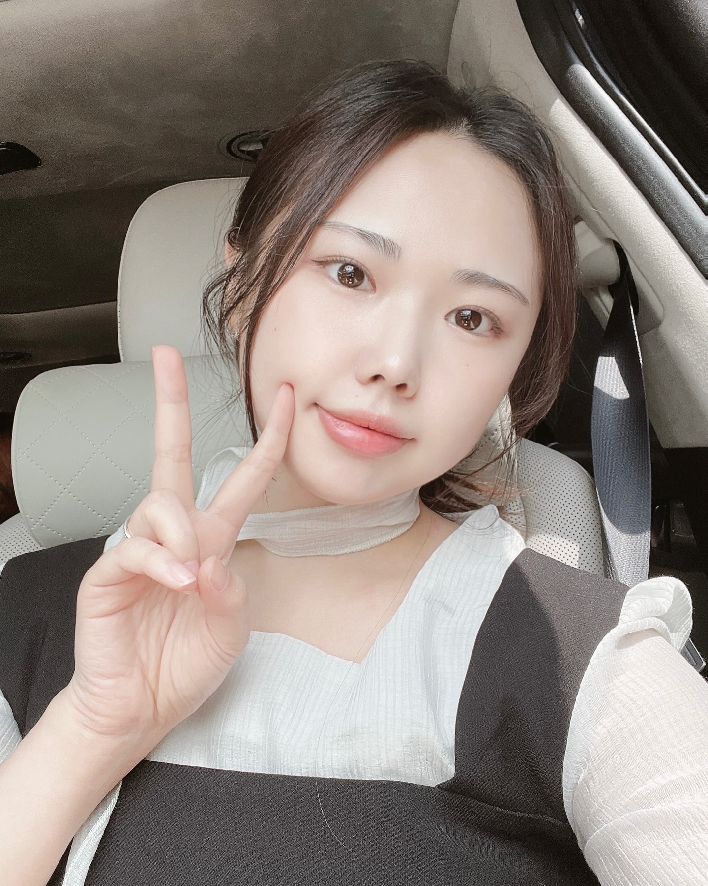 엊그제 식 올린 거 같은데 벌써 세 번째 결혼식 프로 참 서러 ㅠㅠ 요즘 시간이 너무 빠르잖아,,
,
,
,
#합정역 #일번출구 #서울 은 항상 차가넘 많아 #집밖은위험해 그래도 바람쐬구 #좋아요