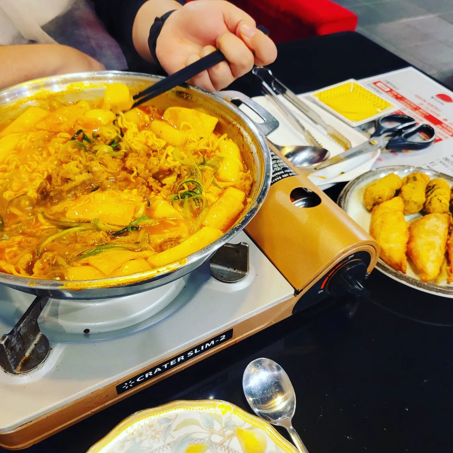 동대신동 즉석떡볶이 전문점

🍽 빨간고래 대신본점
🏠 부산 서구 구덕로 315번길 8, 지하1층
⏰️ 매일 11:30~22:00
☎️ 051-255-0399

✅️ 냉장떡, 삼진어묵 최상급 재료 사용
✅️ 10가지 재료로 매일 끓이는 천연 육수
✅️ 의령 쌀, 고춧가루로 만든 사장님 특제 양념
✅️ 아기자기하지만 강력한 레드 인테리어
✅️ 맵기 선택 가능

✨️ 니니의 초이스 메뉴

차돌떡볶이A > 차돌M + 모듬튀김 + 쿨피스
치즈 볶음밥

끓여도 불지않는 쫄깃한 떡과 어묵
육즙 팡팡 차돌에 파채, 라면사리까지 듬뿍
모듬튀김 당면만두와 김말이 떡볶이 국물에 콕!
마지막 사장님표 치즈떡볶이는 고소매콤 

📢 재료 하나하나 꼼꼼히 선별하시는 사장님
📢 남녀노소 누구나 맛있게 먹을 수 있는 곳
📢 전 메뉴 포장 가능(조리 or 비조리)

#부산대신동맛집 #동대신동맛집 #서대신동맛집 #부산서구맛집 #부산즉석떡볶이맛집 #선팔하면맞팔 #먹팔맞팔 #최신피드댓글