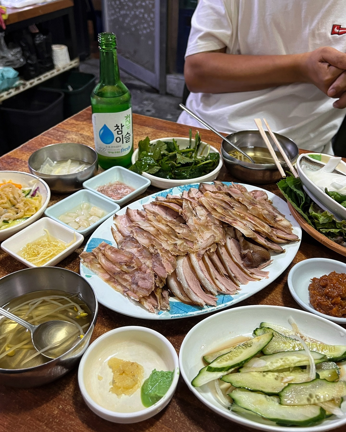 찹찹한 냉족스타일 노포족발집
단일메뉴‼️한방 vs 냉채
한방시켜서 냉채소스 곁들이면 냉채족발이지 모
같이 나오는 콩나물국도 너무 맛있고
재료도 신선하고, 밥이나 면종류가 없어서
술 만땅 먹고 나온적은 없다만,
자리 있을때 가볍게 호다닥 먹고 나오기 좋은
#범일동 #장춘족발 , 고기없음 마감이예요‼️
날 풀리면 야장 앉으세여ㅋㅋㅋㅋㅋㅋ

🚩범일동_장춘족발
-
-
-
#범일동맛집 #범일동족발집 #범일동노포맛집 #범일동술집 #범천동맛집 #범천동슬집 #서면맛집추천 #서면족발 #서면술집 #서면노포맛집 #족발맛집 #맛집추천 #야장맛집 #냉족발 #찬족발맛집 #부산족발맛집 #부산노포맛집 #부산로컬맛집 #부산현지인맛집 #부산맛집추천 #한방족발 #노포족발집 #전포맛집 #범내골맛집 #busan #mukbangkorea #reelsfood #kfood