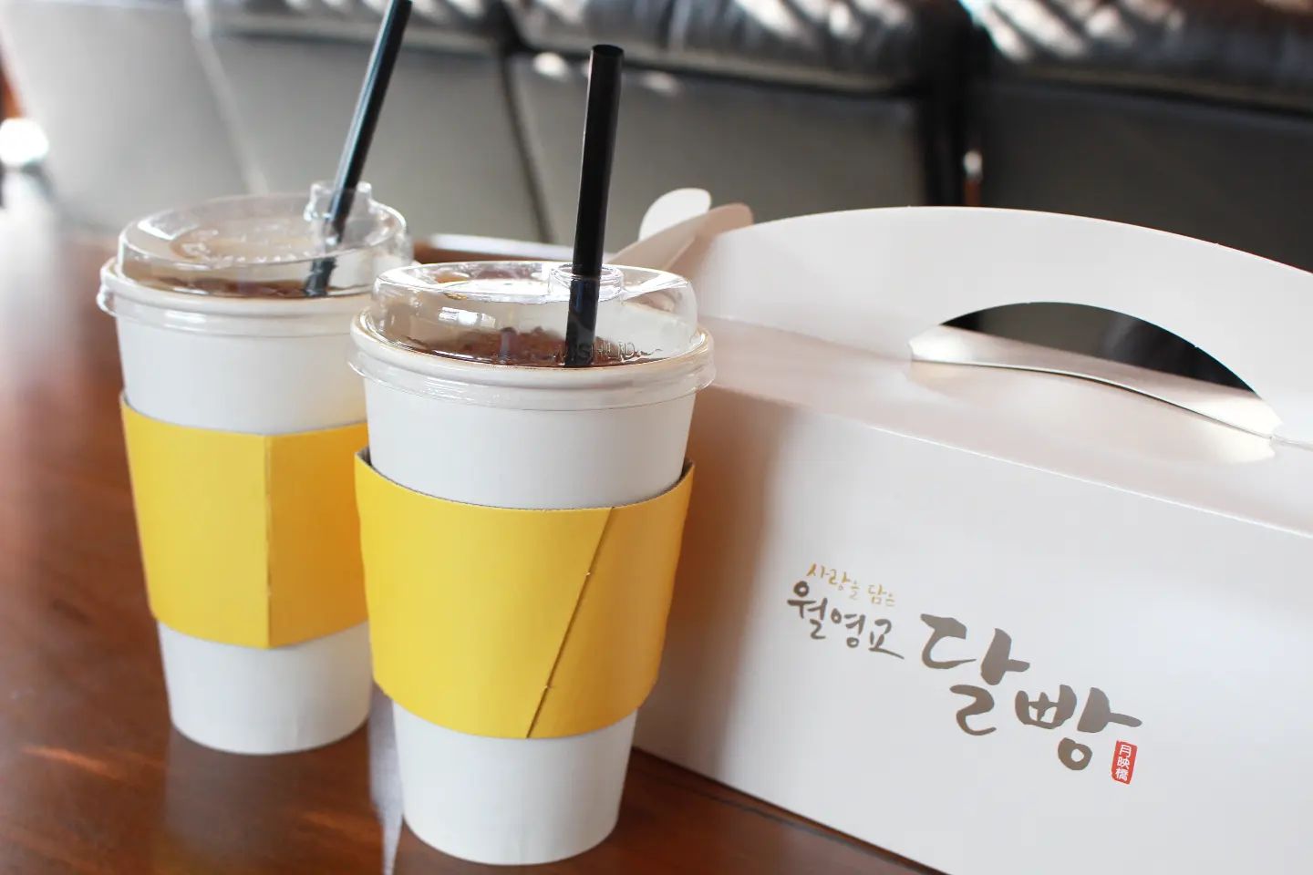 #협찬
.
.
친정에 갈 때마다 지나가면서
보게되는 월영교!
전에 월영교달빵이 유명하다면서
엄빠가 사주셔서 먹어본 적이 있어요.
그때 너무 맛있게 먹었던 기억이 있어
이번에는 직접 한번 방문해보았쥬

요즘 크림 빠방~하게 들어간
크림빵이 유행인데
안동에 가시면 월영교달빵은
꼭 드셔보세용!

시원하게 해서 먹으면 더 맛나답니다.
2층 뷰가 너무 좋아서
월영교 뷰 바라보면서
커피하는 것도 아주 굿!
심지어 24시간 카페라구요~

📍안동월영교달빵
✔️주소 : 안동시 석주로 199
✔️연락처 : 054-852-1128
.
.
#월영교달빵#월영교카페
#월영교디저트 #월영교달빵
#월영교맛집 #안동카페 #안동커피
#안동커피맛집#안동카페추천
#안동빵집#안동달빵
#안동달빵맛집 #안동24시카페