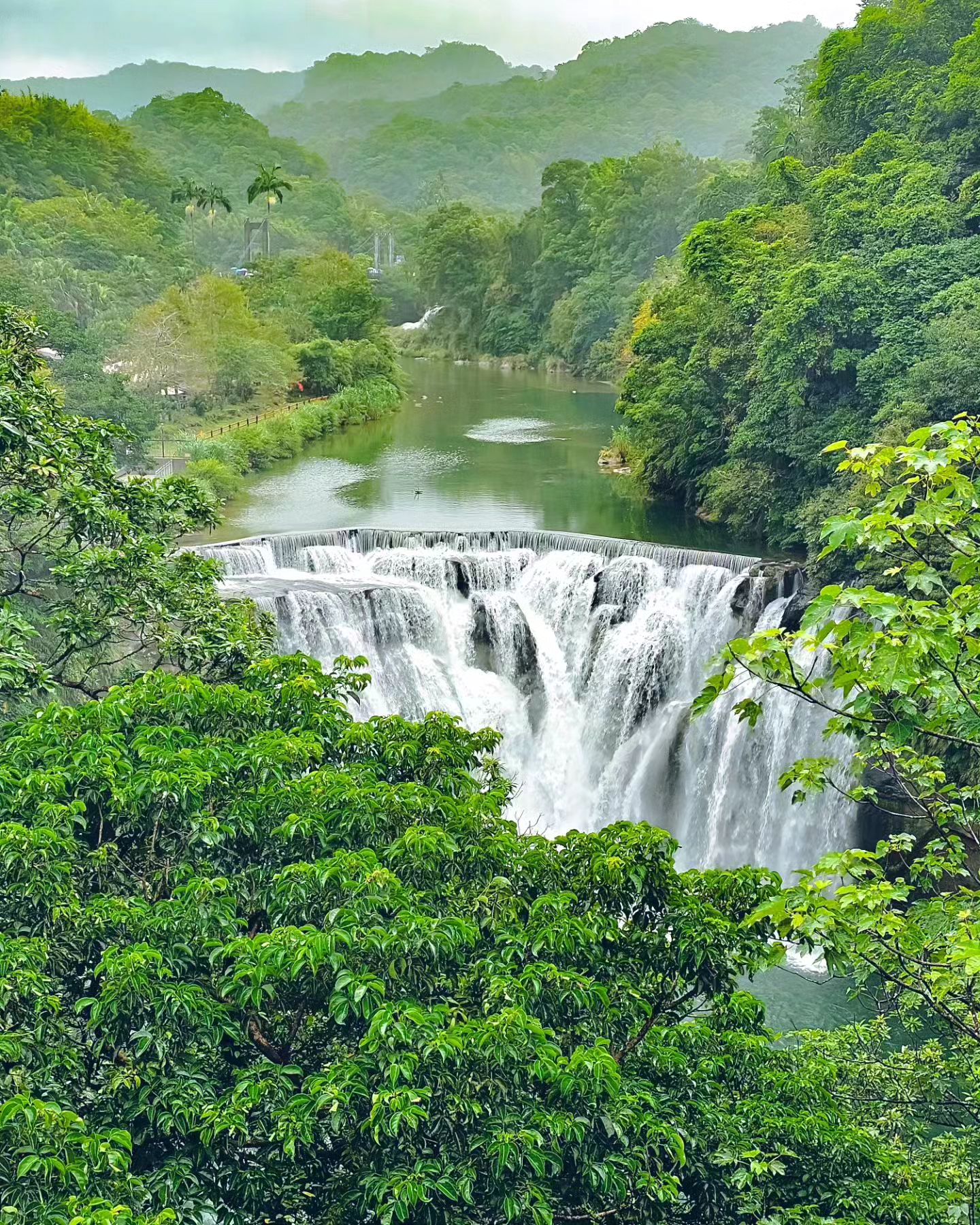 #나를사로잡는순간 

스펀에서 풍등 날리고 근처에 있던 스펀폭포로 🏞 

비가 많이 오기 시작해서 맑지는 않지만 
물안개 덕에 더 신비로운 풍경이 연출된다. 
크지는 않아도 폭이 넓어서 장엄해 보인다. 
푸른 산 속 폭포의 물 소리와 빗소리가 섞인 풍광이 아름다웠다. 

📍 #스펀폭포 #十分瀑布
✔️ 226, No. 10, Gankeng Road, Nanshanli, Pingxi District, New Taipei City, Taiwan 
✔️ Shot on Galaxy S23 Ultra