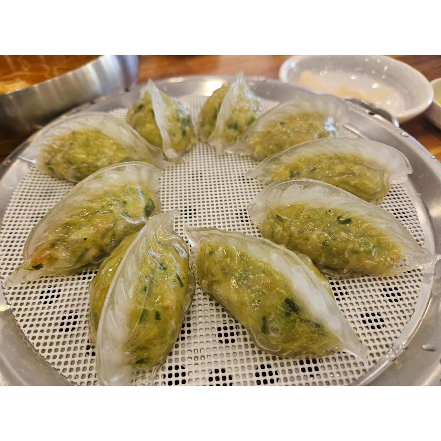 #일상#먹방#흥해맛집#흥해맛집추천#
#포항#밀면맛집#데일리#
#포항맛집#포항맛집추천👍#포항맛집추천👍👍#
#밀양동래밀면#맛스타그램#포항북구맛집#
👉🏻👉🏻👉🏻👉🏻👉🏻👉🏻👉🏻👉🏻👉🏻미시오👈👈👈👈👈👈
흥해시장 갈때 마다 손님이 바글바글  하길래
찜 해둔곳😀
만두피  이건 분명 라이스페이퍼라고 생각했는데ㅋㅋㅋ
너무 궁금해서 사장님께 물어봄^^;;;;
감자전분으로 빚어서 부드럽고 속이 다보임👍
물+밀면 먹었는데 맛있음 양도 푸짐하고
돼지불고기도 같이 나오니 밀면이랑 먹으니  맛남
또가야지^^