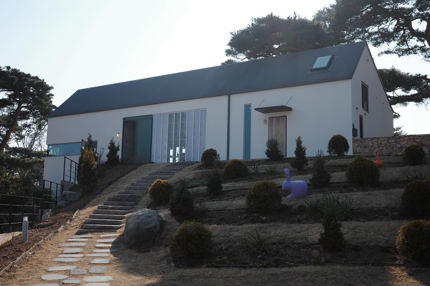 강화도 조용한 카페
#강화도카페 #하우스하일 

바다와 산이 모두 보이는 위치에 자리잡은 하우스 하일
조용한 카페에서 편안하게 휴식하고싶은 사람들에게 추천💚