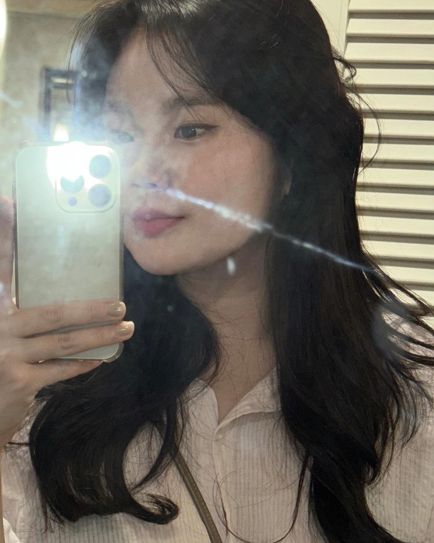 이날 립 조합이 마음에 들어 공유할까해요 (˵¯̴͒ꇴ¯̴͒˵) 

립 베이스는 롬앤 포멜로코 , 안쪽은 롬앤 쥬쥬브 🍑🧡 

요렇게 두개를 사용해줬는데 포멜로코는 엄청 포슬포슬하고 매트해요
각질제거가 안되어 있는날은 지저분하게 발려서 자주 바르진 못합니당 ㅜㅜ
쥬쥬브는 전에 소개했던 누카다미아랑 같은 라인으로
촉촉하고 착색이 심하지 않아요
막바르기 좋은데 색상도 정말 많답니다 ! 

상반된 제형임에도 뭉치지 않고 예쁘게 발려서
두조합 완전 추천해요 ⑉♥

아 그리고 깜빡 속눈썹 진짜 자연스럽고 예쁘더라구요?
9mm 띠크 1기둥 제 원픽 !

#롬앤 #쥬쥬브 #포멜로코 #립조합 #깜빡속눈썹
